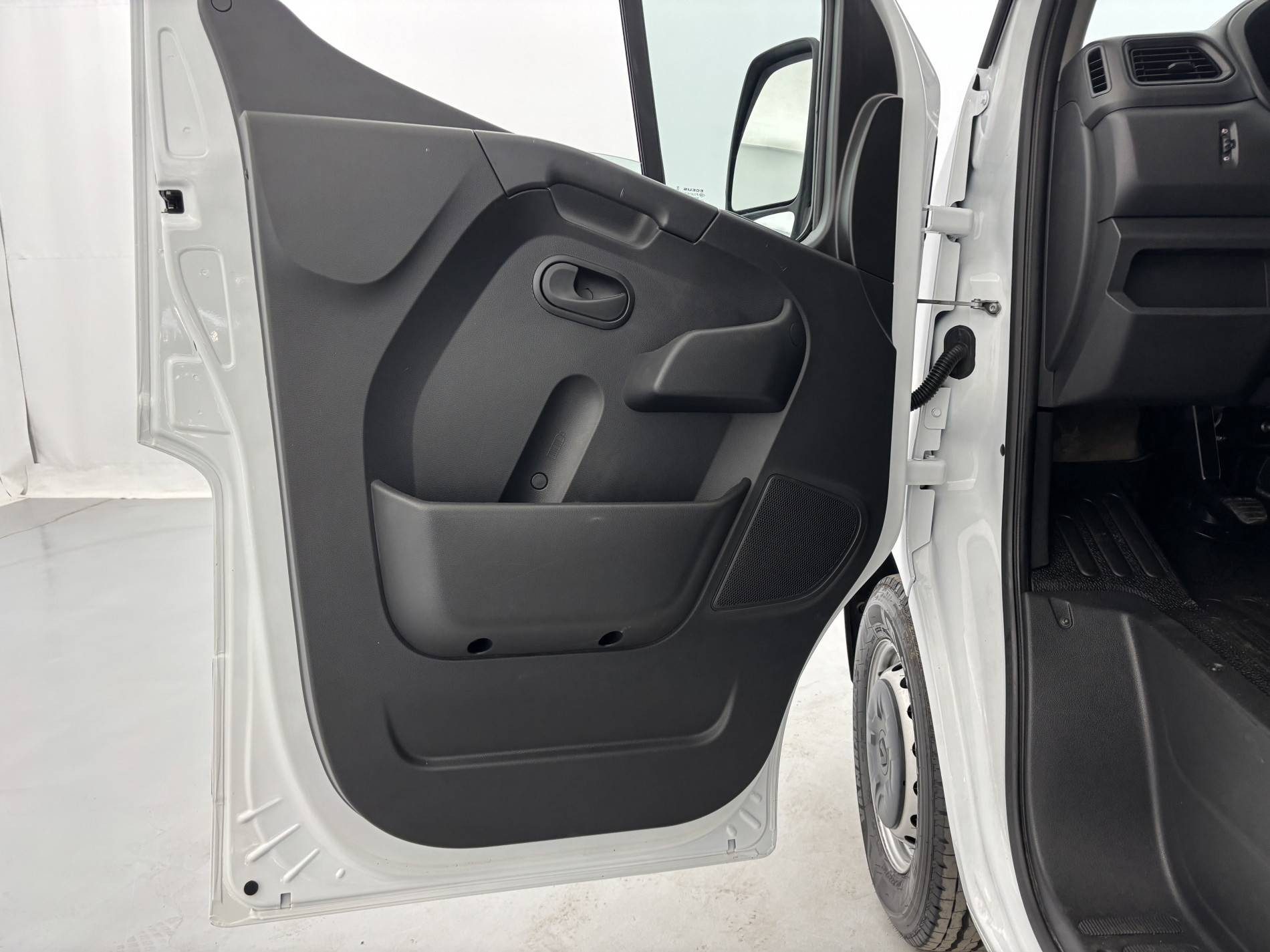 Vente en ligne Renault Master Fourgon MASTER FGN TRAC F3500 L2H2 BLUE DCI 135 au prix de 23 990 €