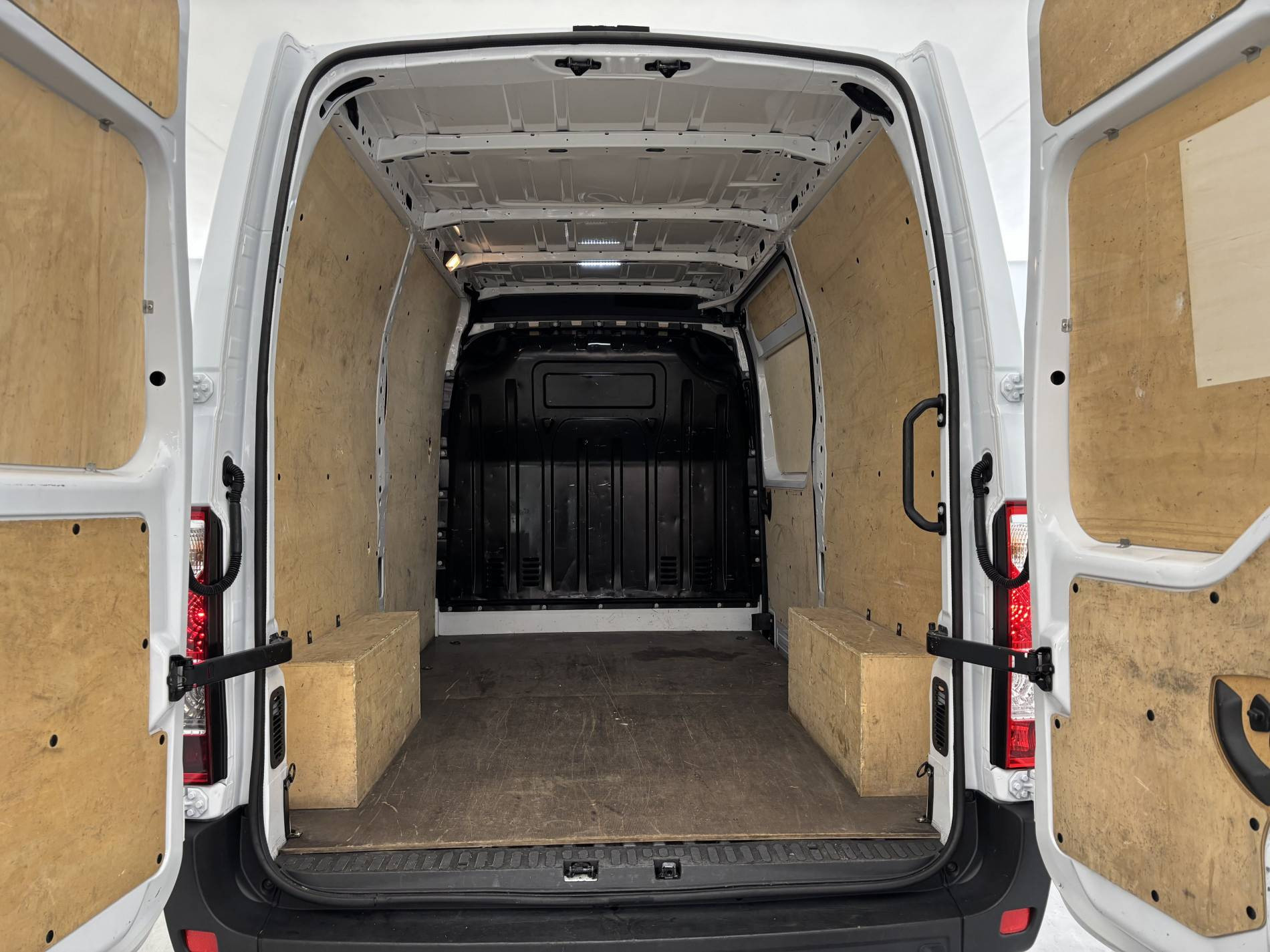 Vente en ligne Renault Master Fourgon MASTER FGN TRAC F3500 L2H2 BLUE DCI 135 au prix de 23 990 €