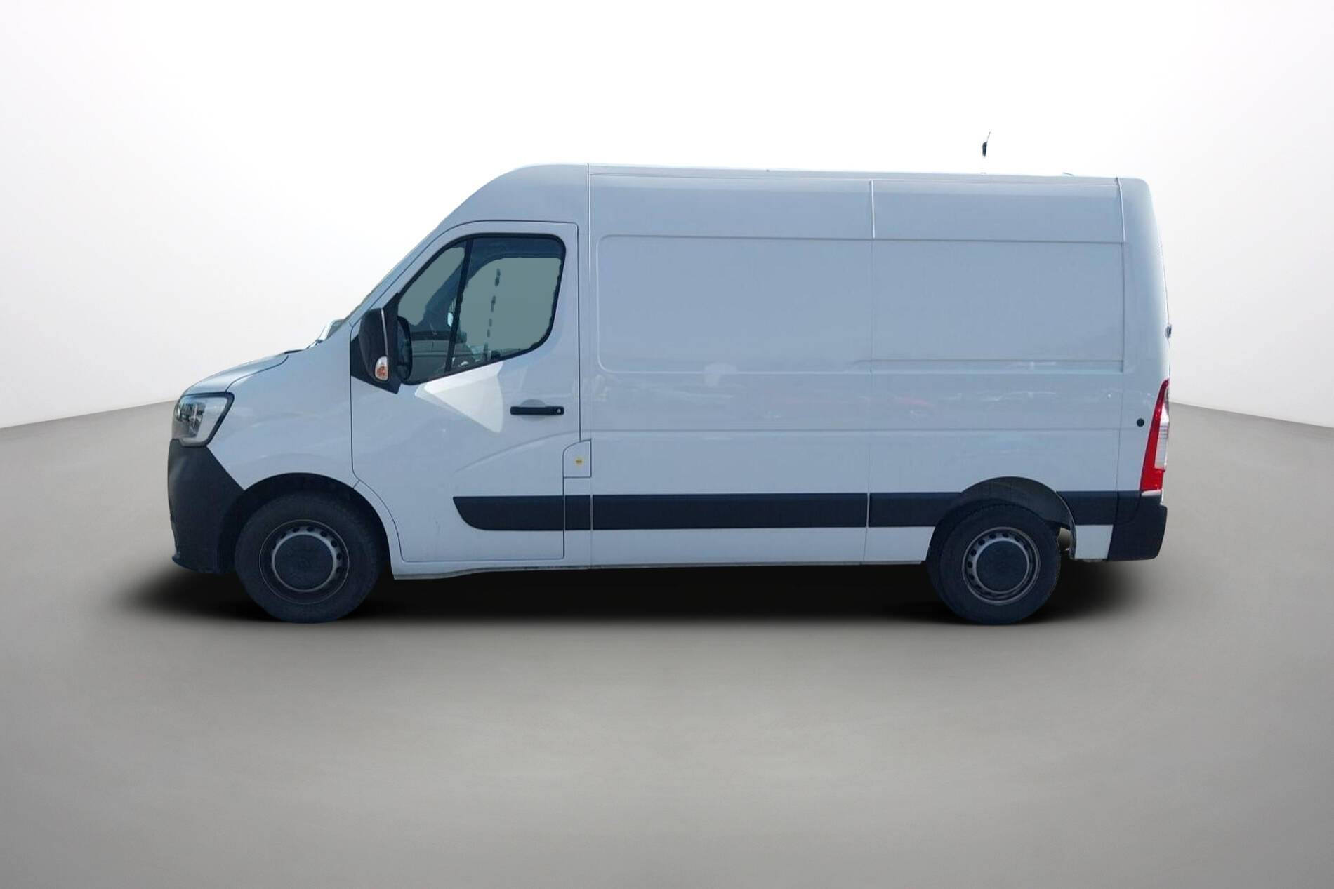Vente en ligne Renault Master Fourgon MASTER FGN TRAC F3500 L2H2 BLUE DCI 135 au prix de 27 990 €