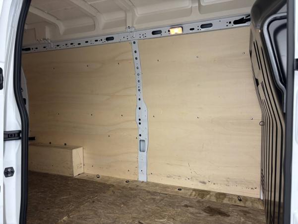 Vente en ligne Renault Master Fourgon MASTER FGN TRAC F3500 L3H3 DCI 135 au prix de 27 990 €