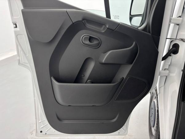 Vente en ligne Renault Master Fourgon MASTER FGN TRAC F3500 L3H3 DCI 135 au prix de 27 990 €