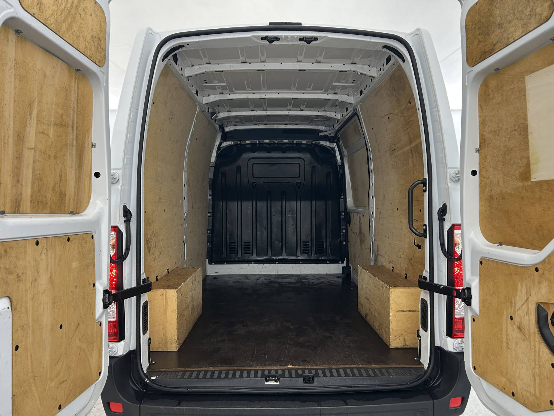 Vente en ligne Renault Master Fourgon MASTER FGN TRAC F3500 L2H2 BLUE DCI 135 au prix de 26 590 €