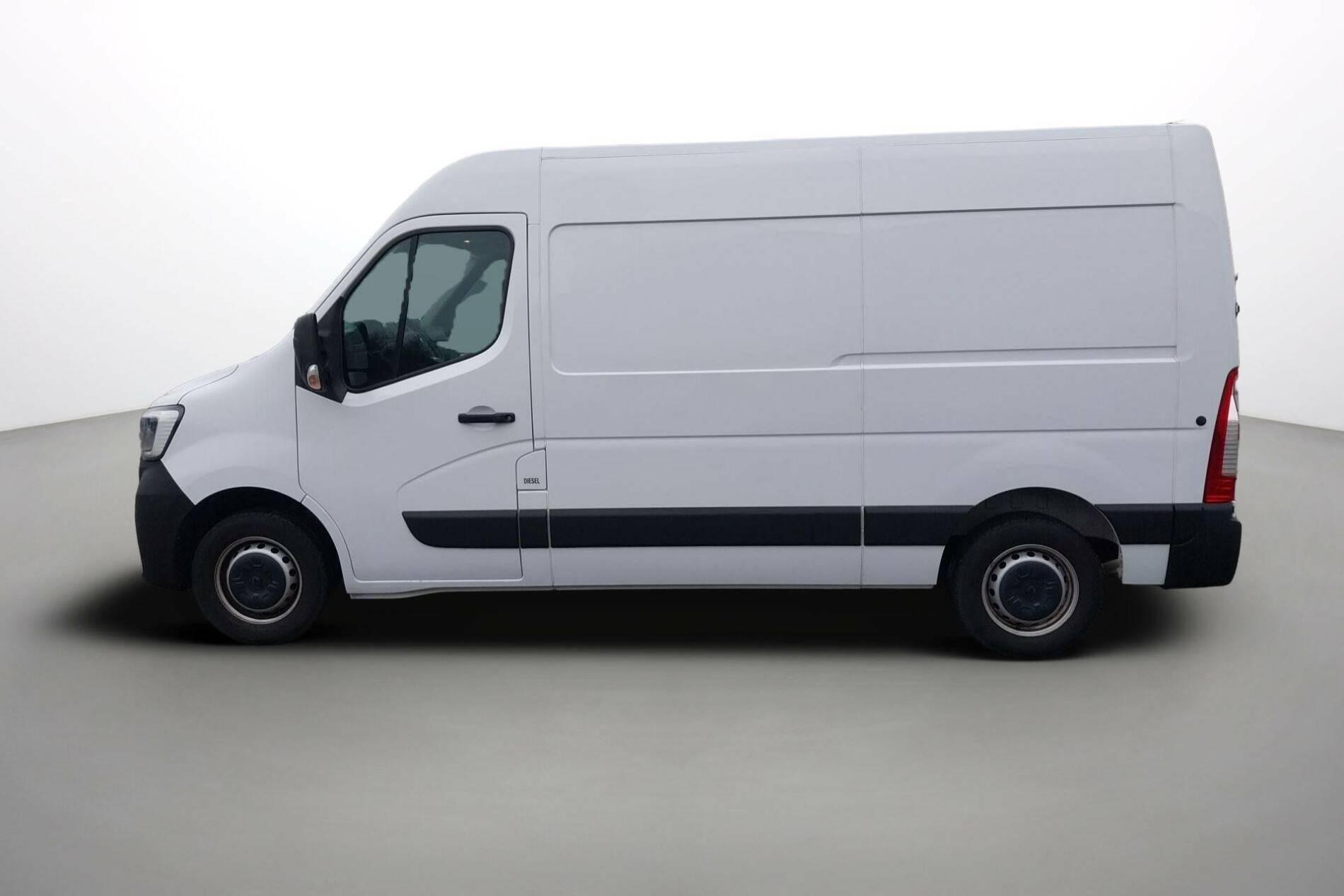 Vente en ligne Renault Master Fourgon MASTER FGN TRAC F3500 L2H2 BLUE DCI 135 au prix de 25 990 €