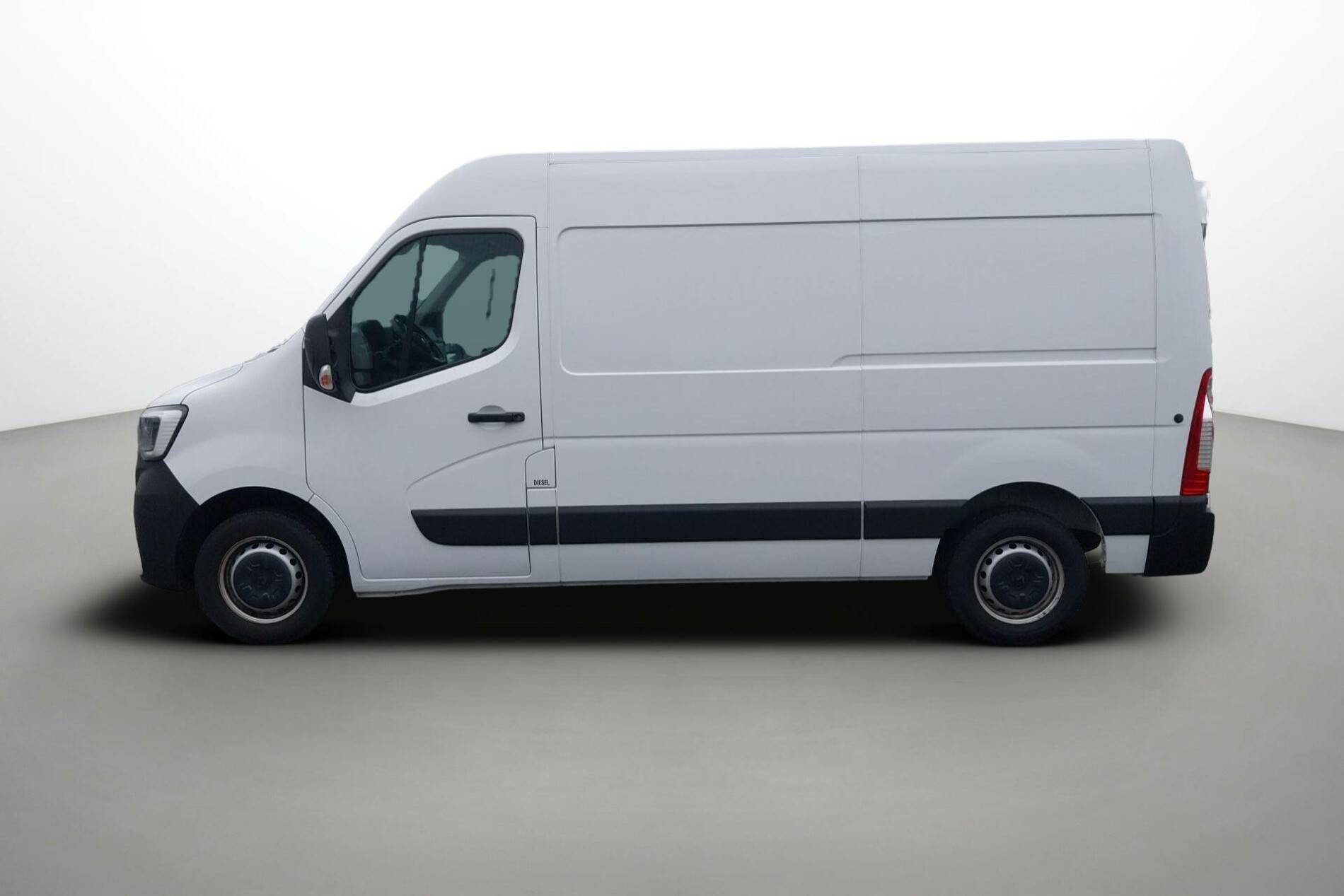 Vente en ligne Renault Master Fourgon MASTER FGN TRAC F3500 L2H2 BLUE DCI 135 au prix de 26 990 €