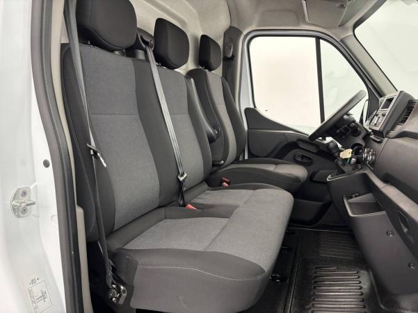 Vente en ligne Renault Master Fourgon MASTER FGN TRAC F3500 L2H2 BLUE DCI 135 au prix de 26 990 €