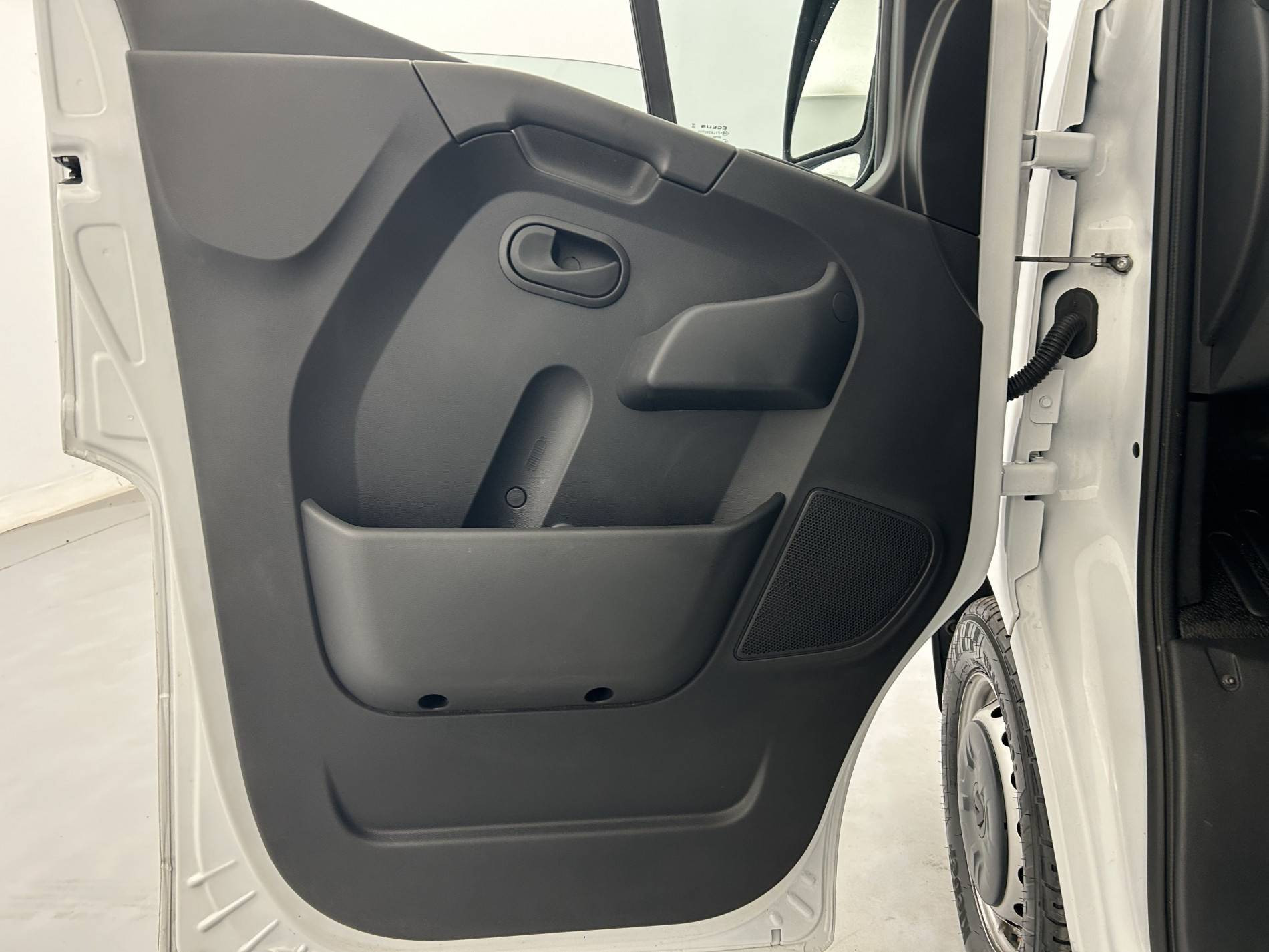 Vente en ligne Renault Master Fourgon MASTER FGN TRAC F3500 L2H2 BLUE DCI 135 au prix de 23 490 €