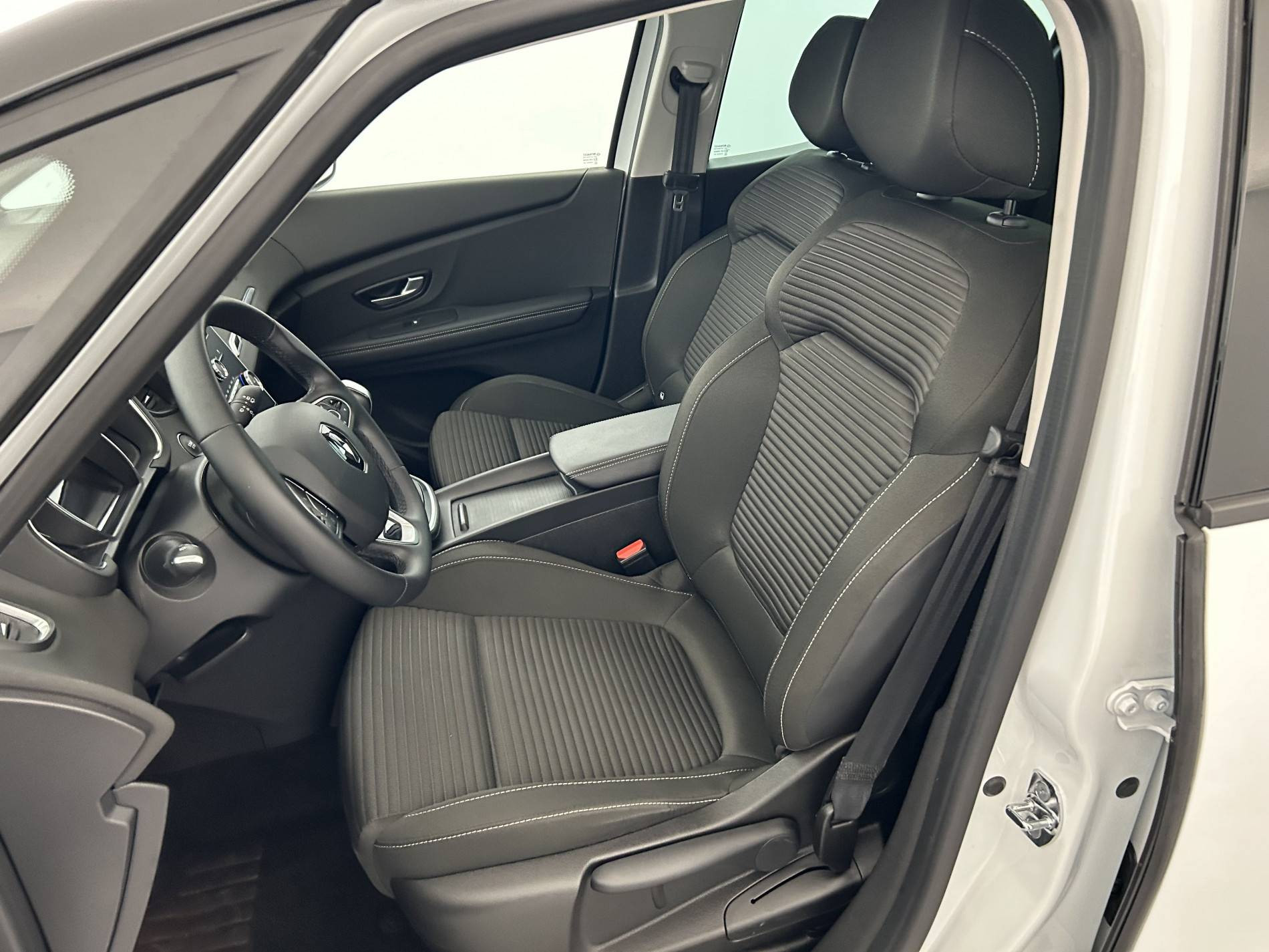 Vente en ligne Renault Grand Scenic 4 Grand Scenic TCe 140 FAP EDC - 21 au prix de 19 290 €