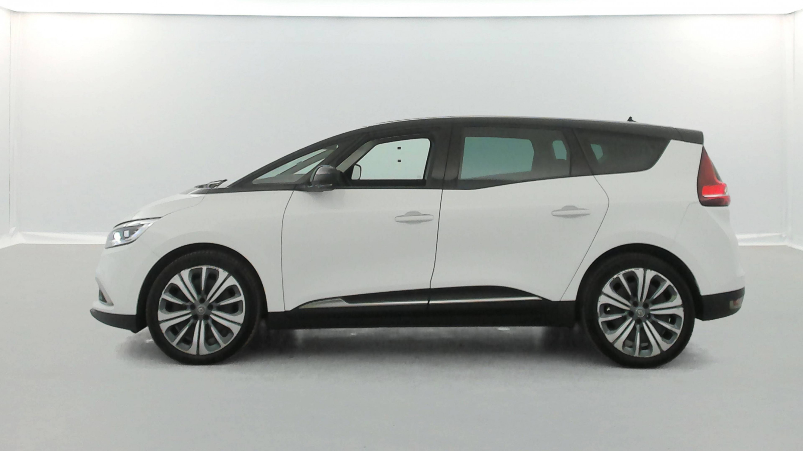 Vente en ligne Renault Grand Scenic 4 Grand Scenic TCe 140 FAP EDC - 21 au prix de 19 290 €