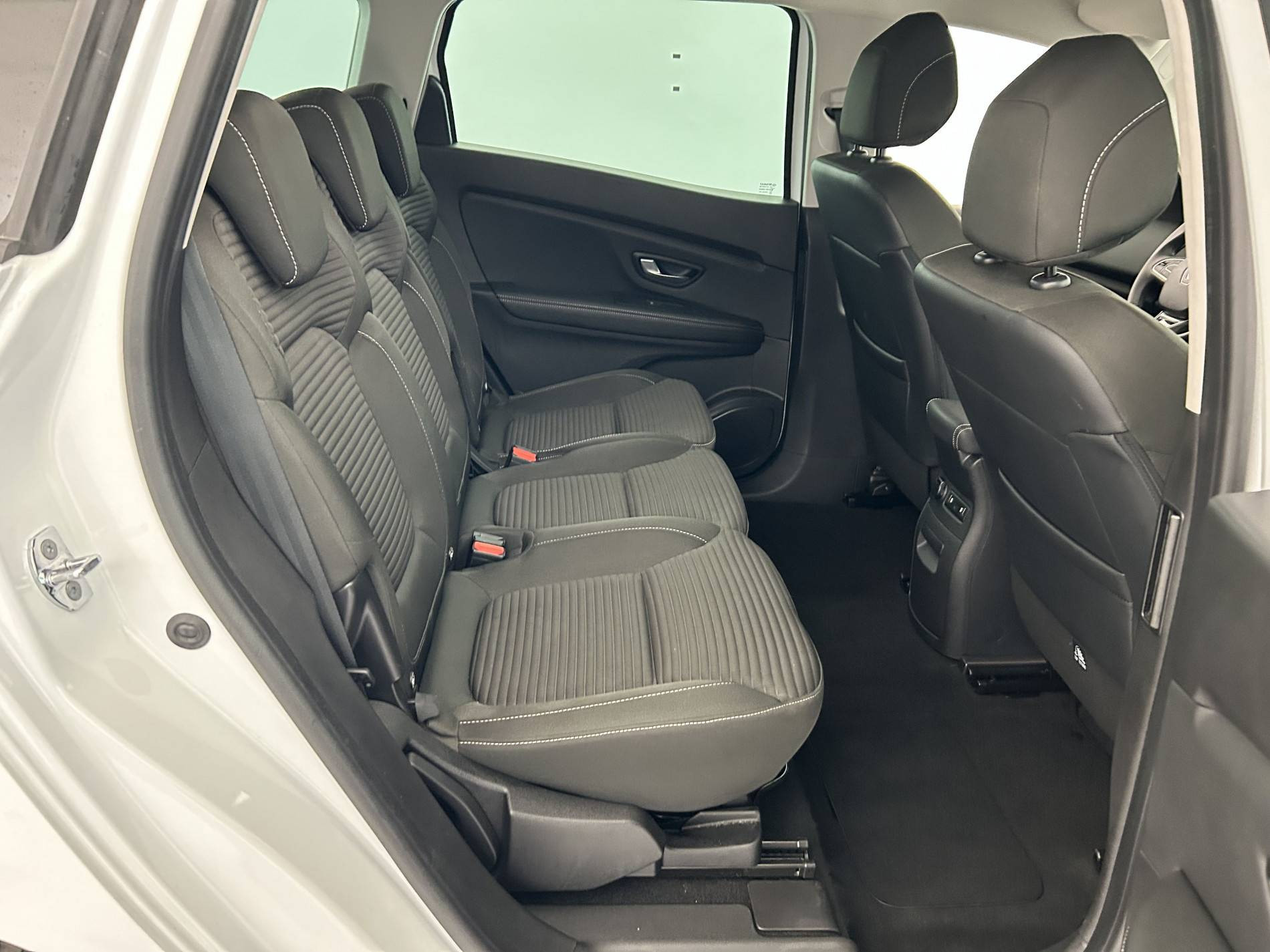 Vente en ligne Renault Grand Scenic 4 Grand Scenic TCe 140 FAP EDC - 21 au prix de 19 290 €