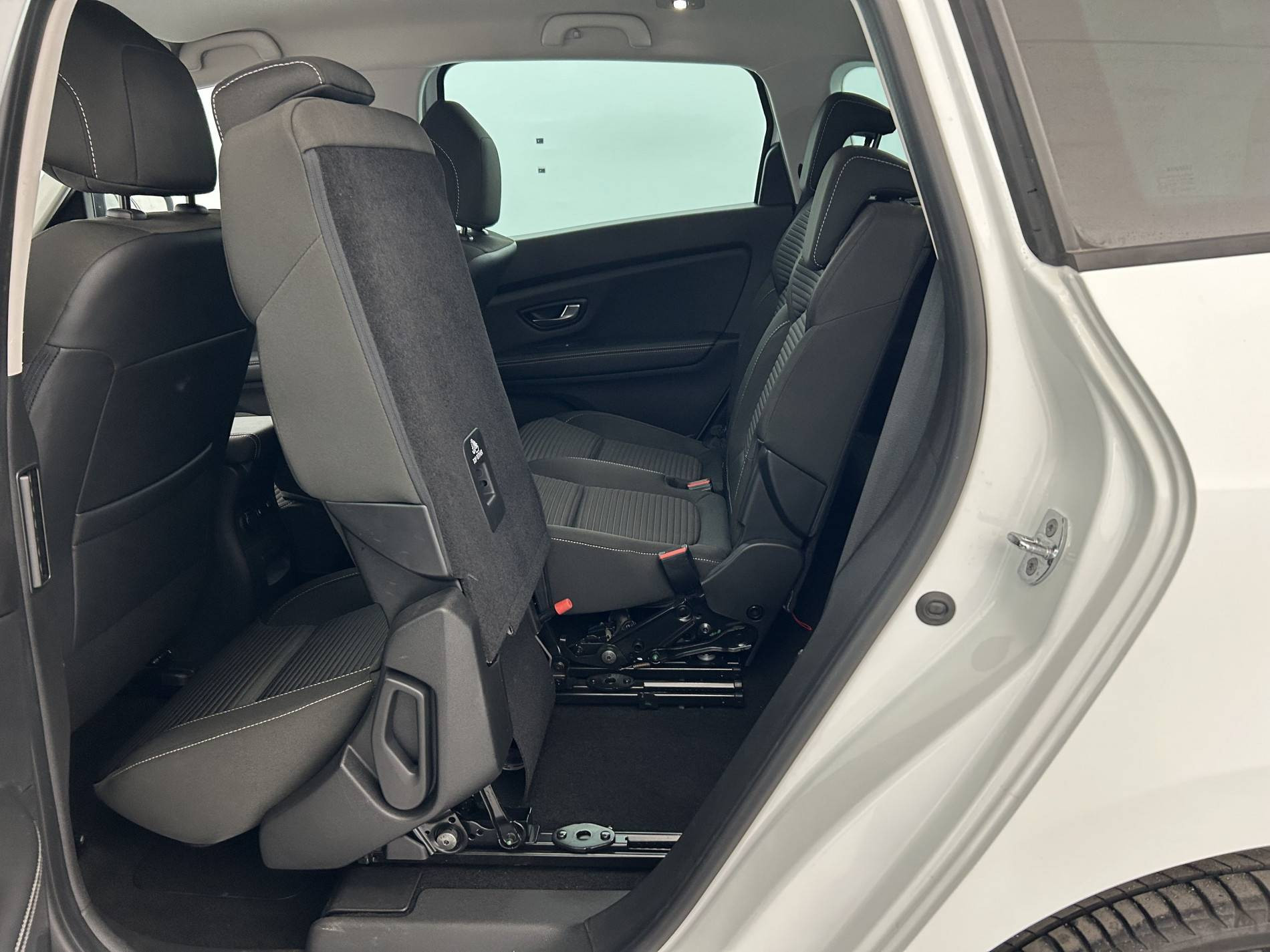 Vente en ligne Renault Grand Scenic 4 Grand Scenic TCe 140 FAP EDC - 21 au prix de 19 290 €