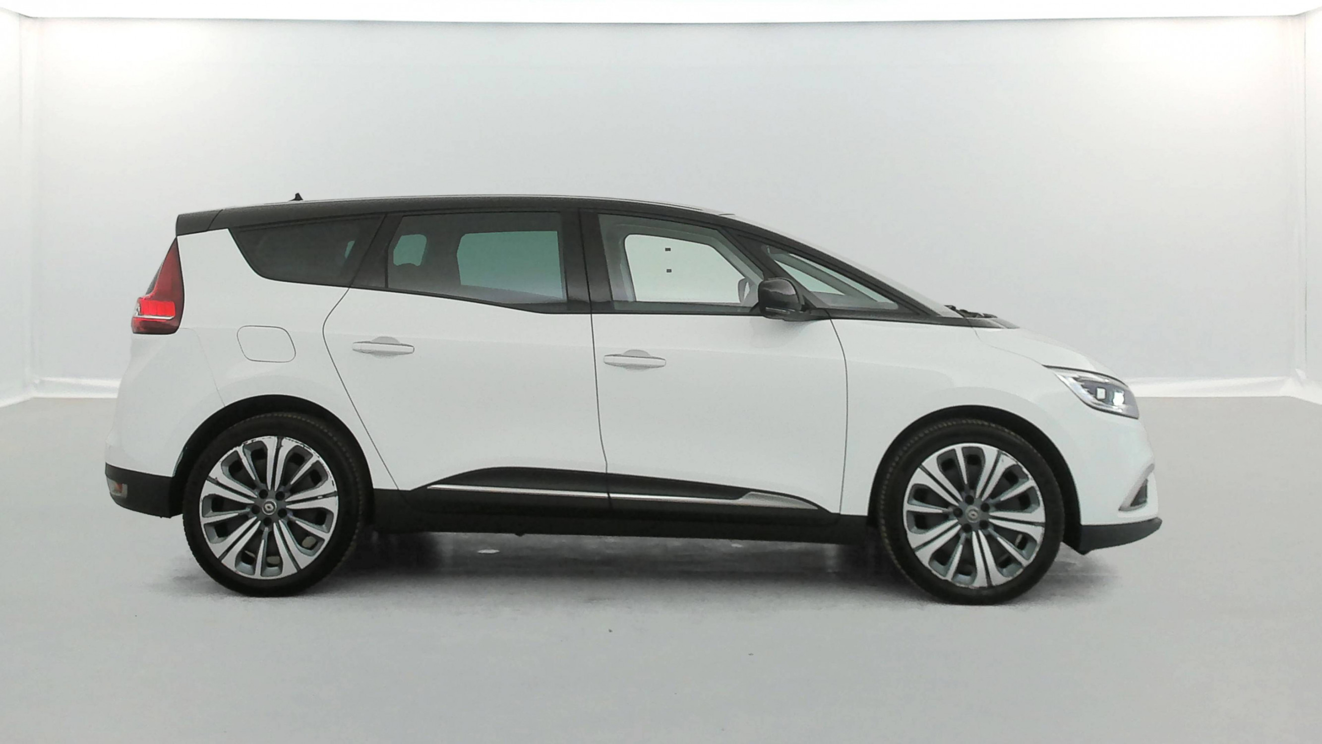 Vente en ligne Renault Grand Scenic 4 Grand Scenic TCe 140 FAP EDC - 21 au prix de 19 290 €