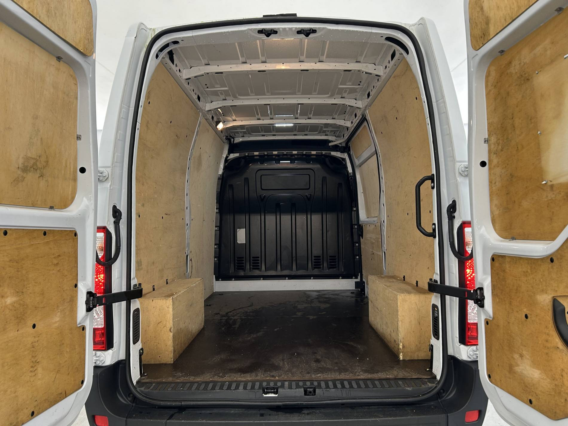 Vente en ligne Renault Master Fourgon MASTER FGN TRAC F3500 L2H2 BLUE DCI 135 au prix de 24 990 €