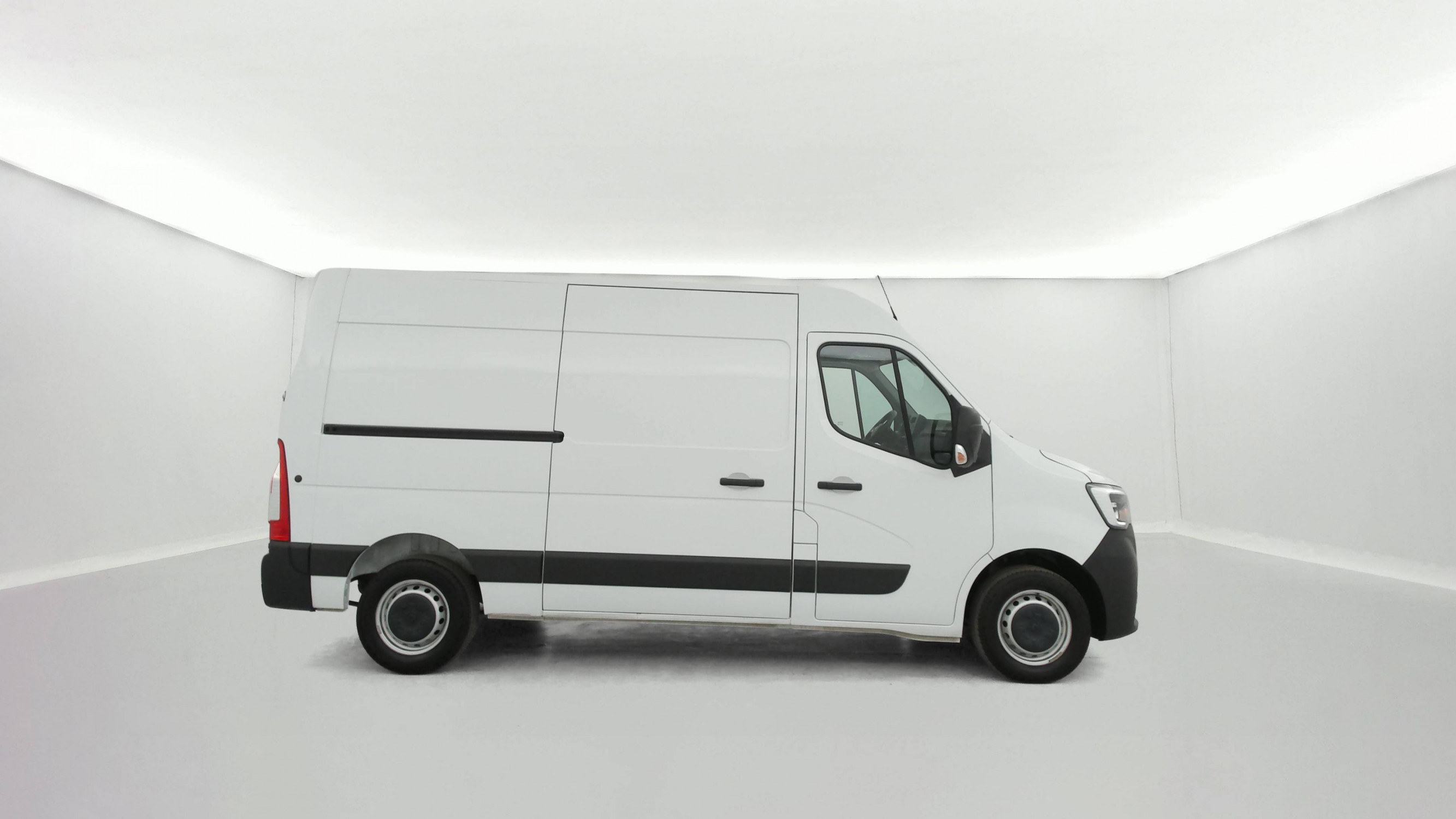 Vente en ligne Renault Master Fourgon MASTER FGN TRAC F3500 L2H2 BLUE DCI 135 au prix de 25 590 €