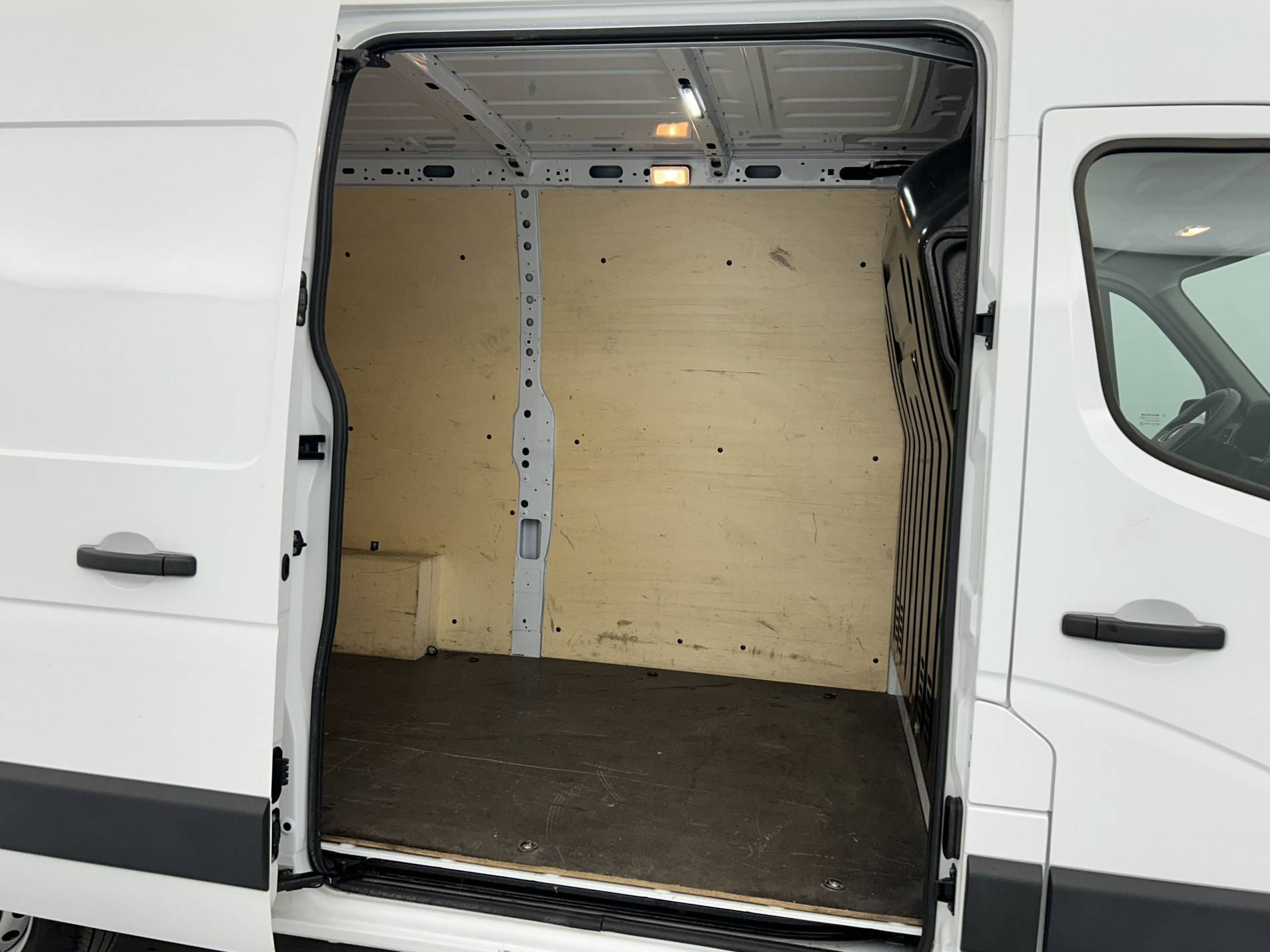 Vente en ligne Renault Master Fourgon MASTER FGN TRAC F3500 L2H2 BLUE DCI 135 au prix de 25 490 €