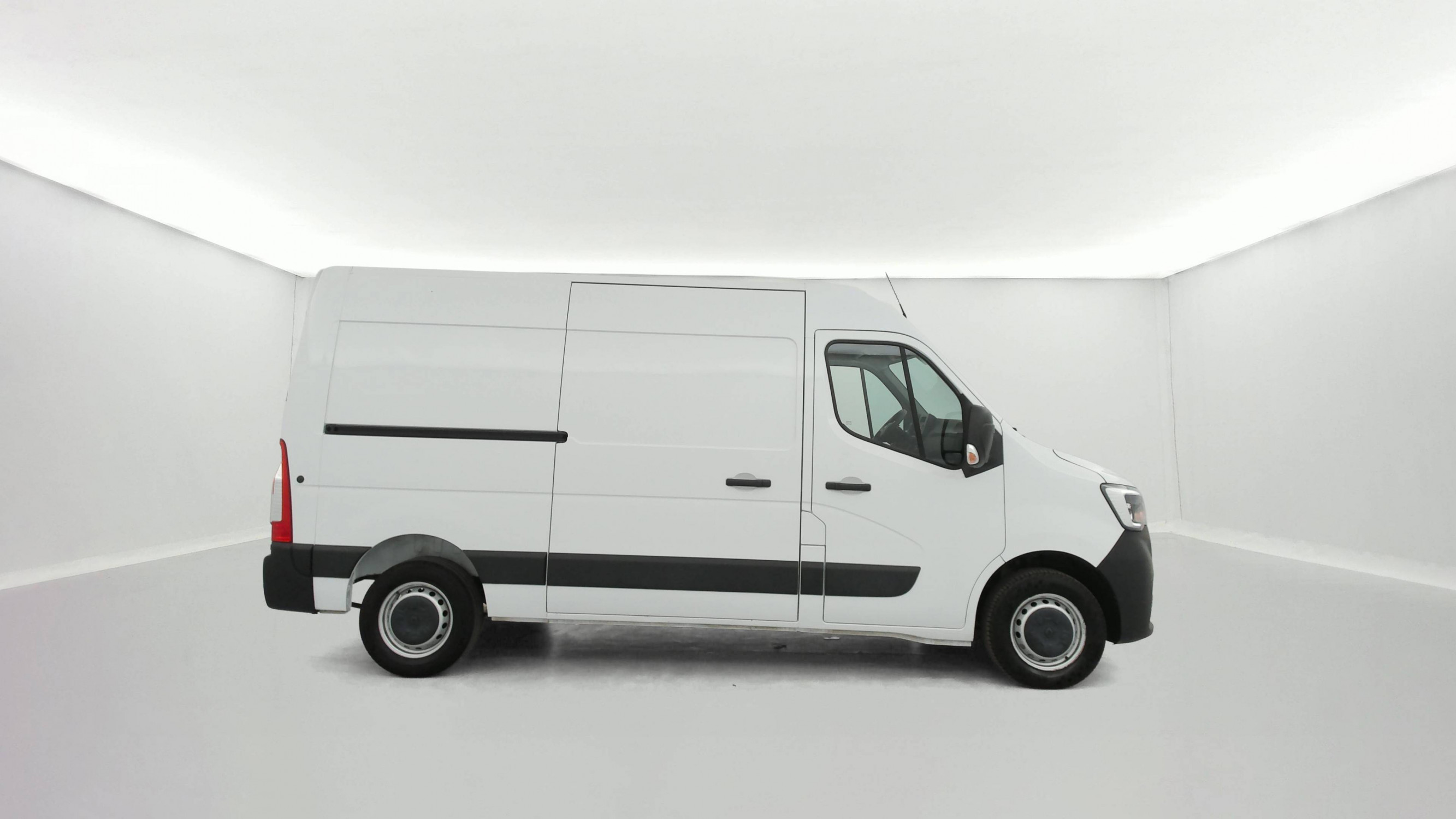 Vente en ligne Renault Master Fourgon MASTER FGN TRAC F3500 L2H2 BLUE DCI 135 au prix de 25 490 €