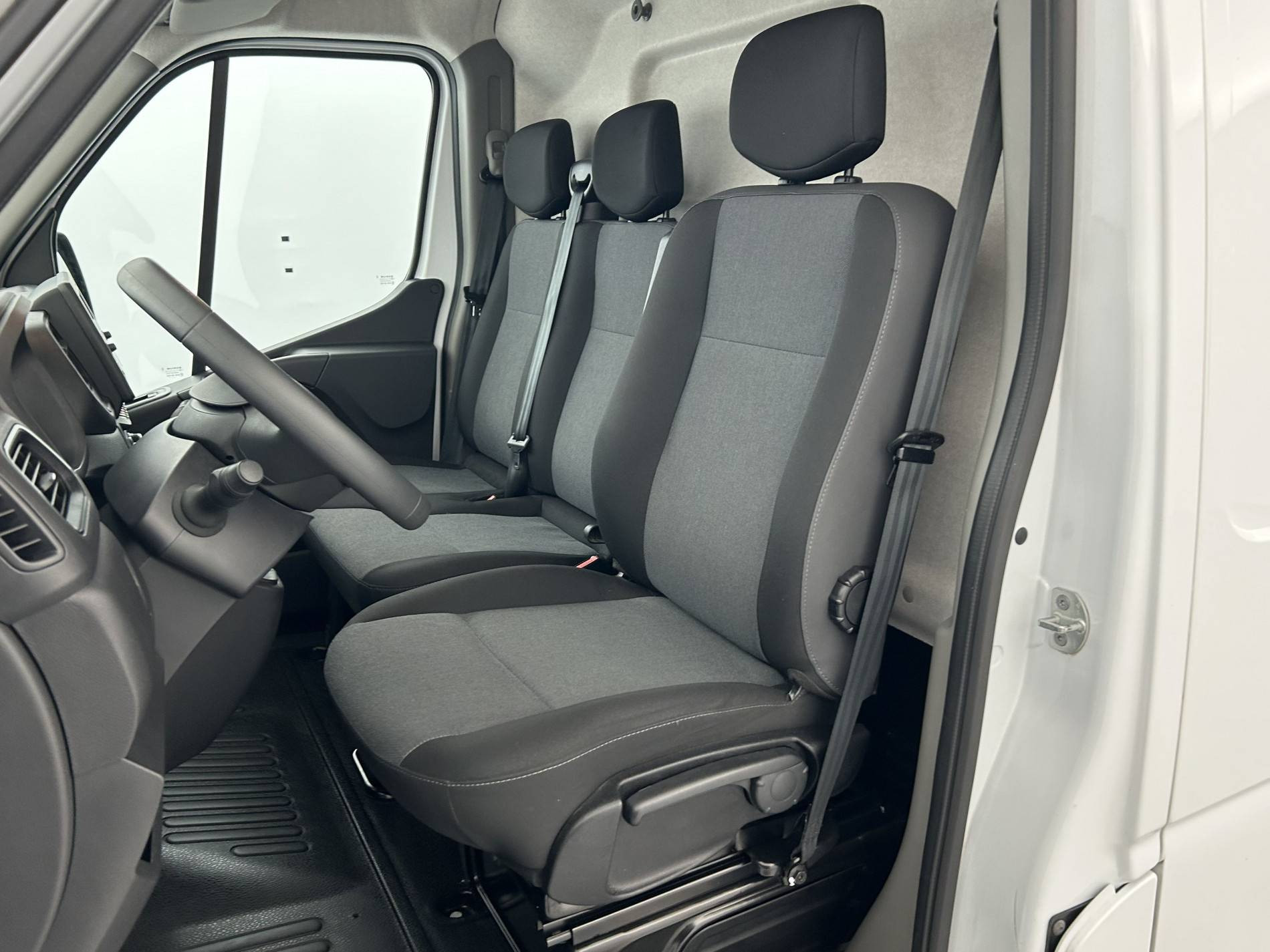 Vente en ligne Renault Master Fourgon MASTER FGN TRAC F3500 L2H2 BLUE DCI 135 au prix de 25 490 €