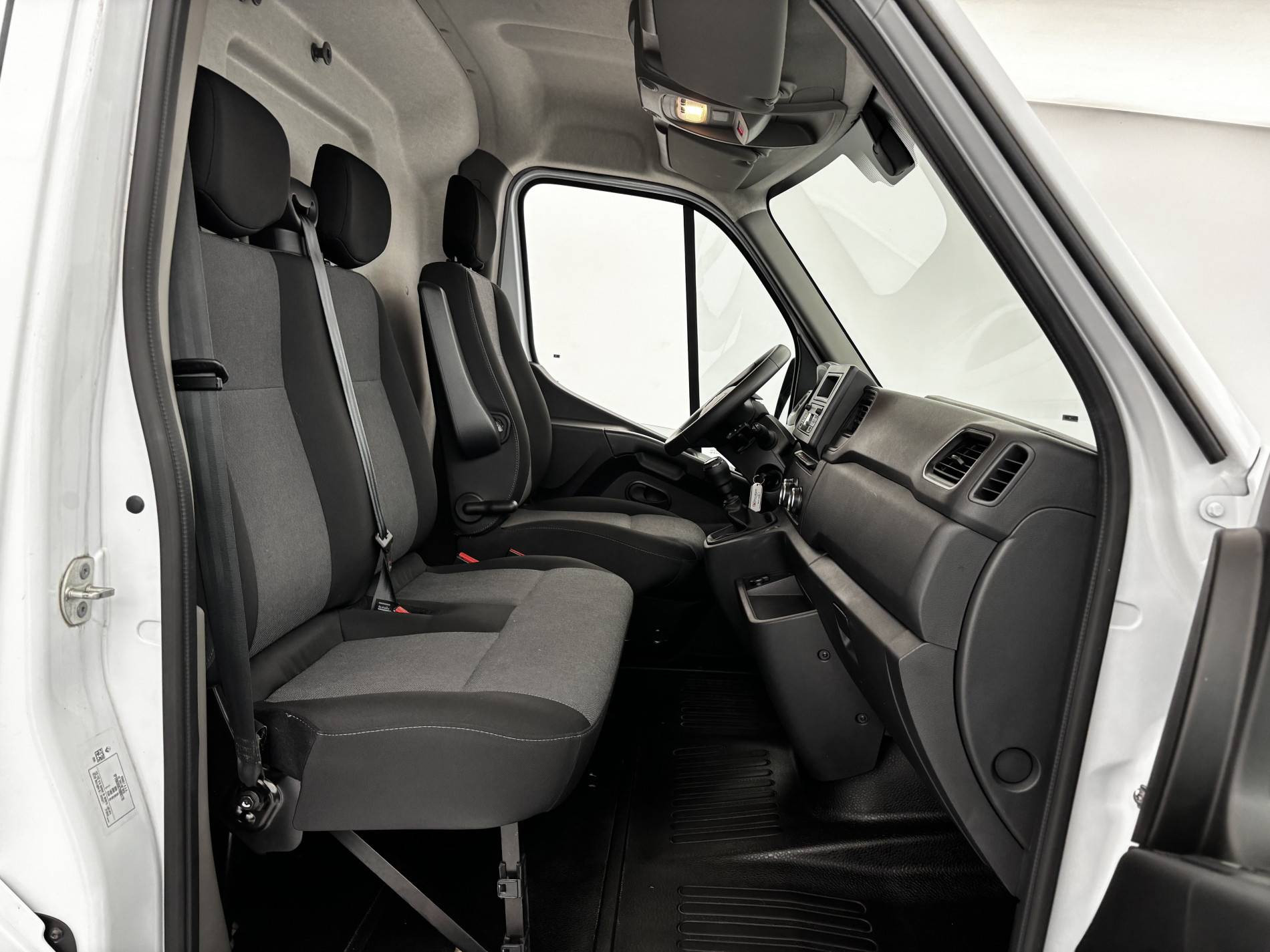 Vente en ligne Renault Master Fourgon MASTER FGN TRAC F3500 L2H2 BLUE DCI 135 au prix de 25 590 €