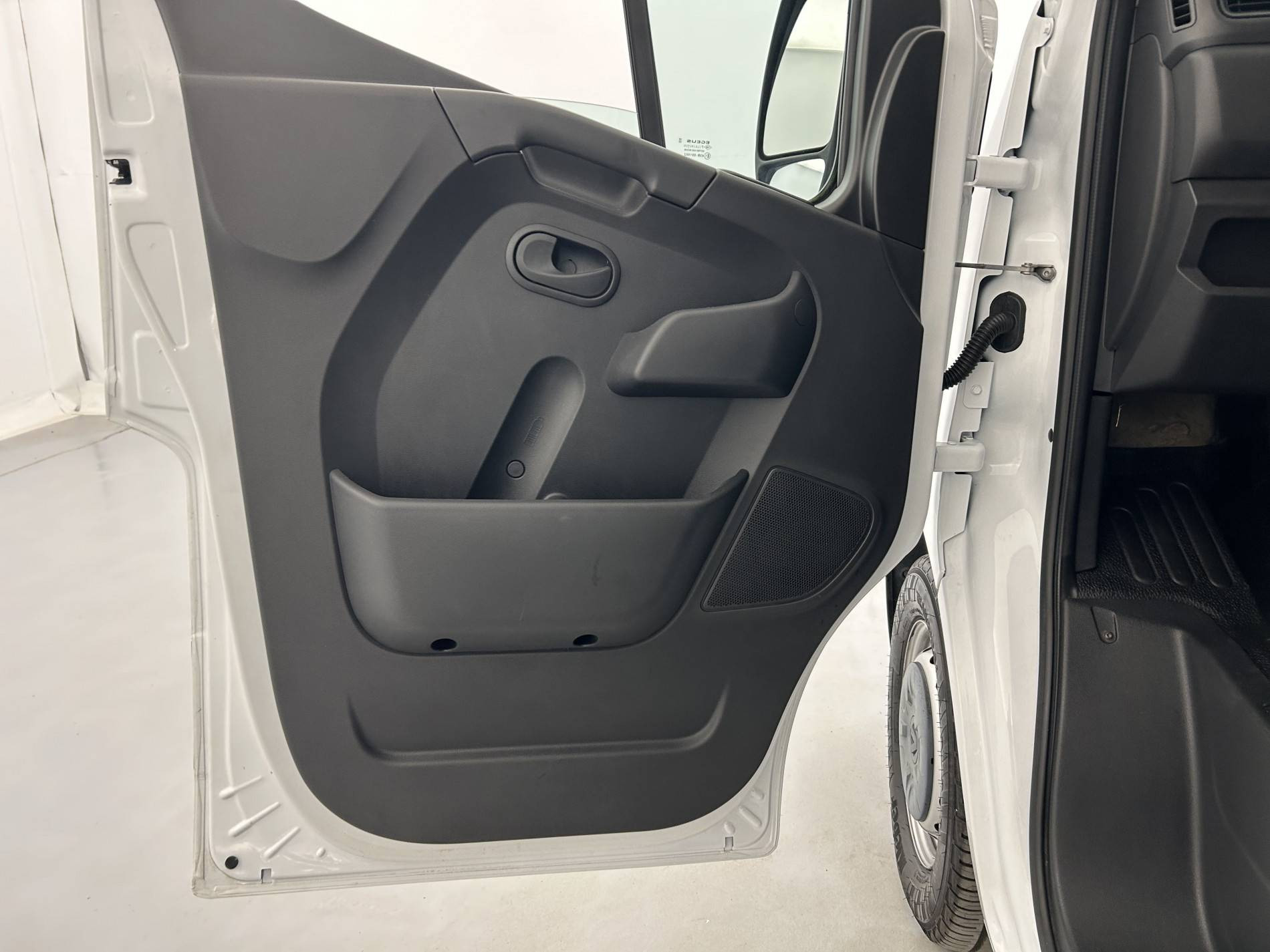 Vente en ligne Renault Master Fourgon MASTER FGN TRAC F3500 L2H2 BLUE DCI 135 au prix de 25 490 €