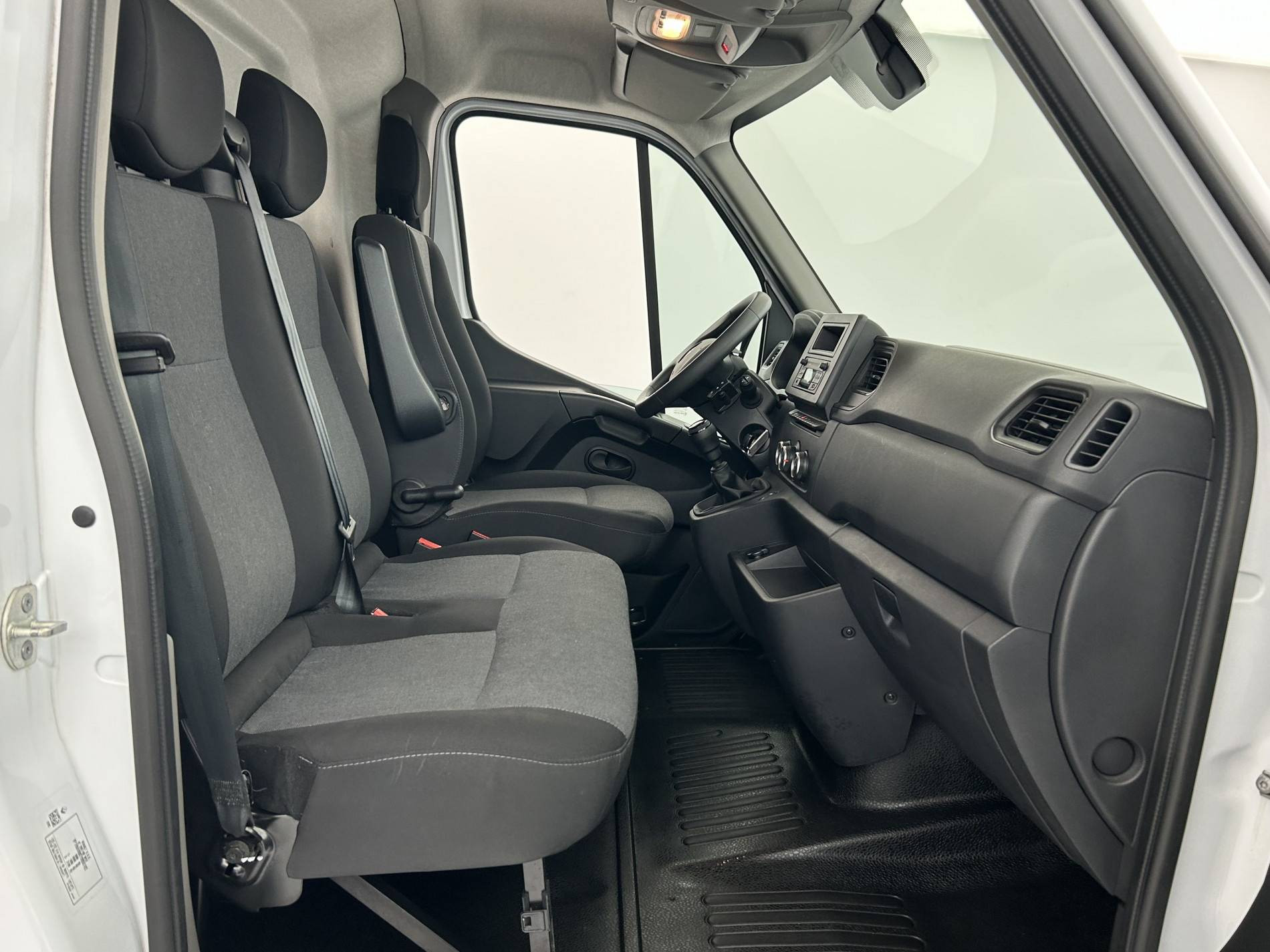 Vente en ligne Renault Master Fourgon MASTER FGN TRAC F3500 L2H2 BLUE DCI 135 au prix de 25 490 €