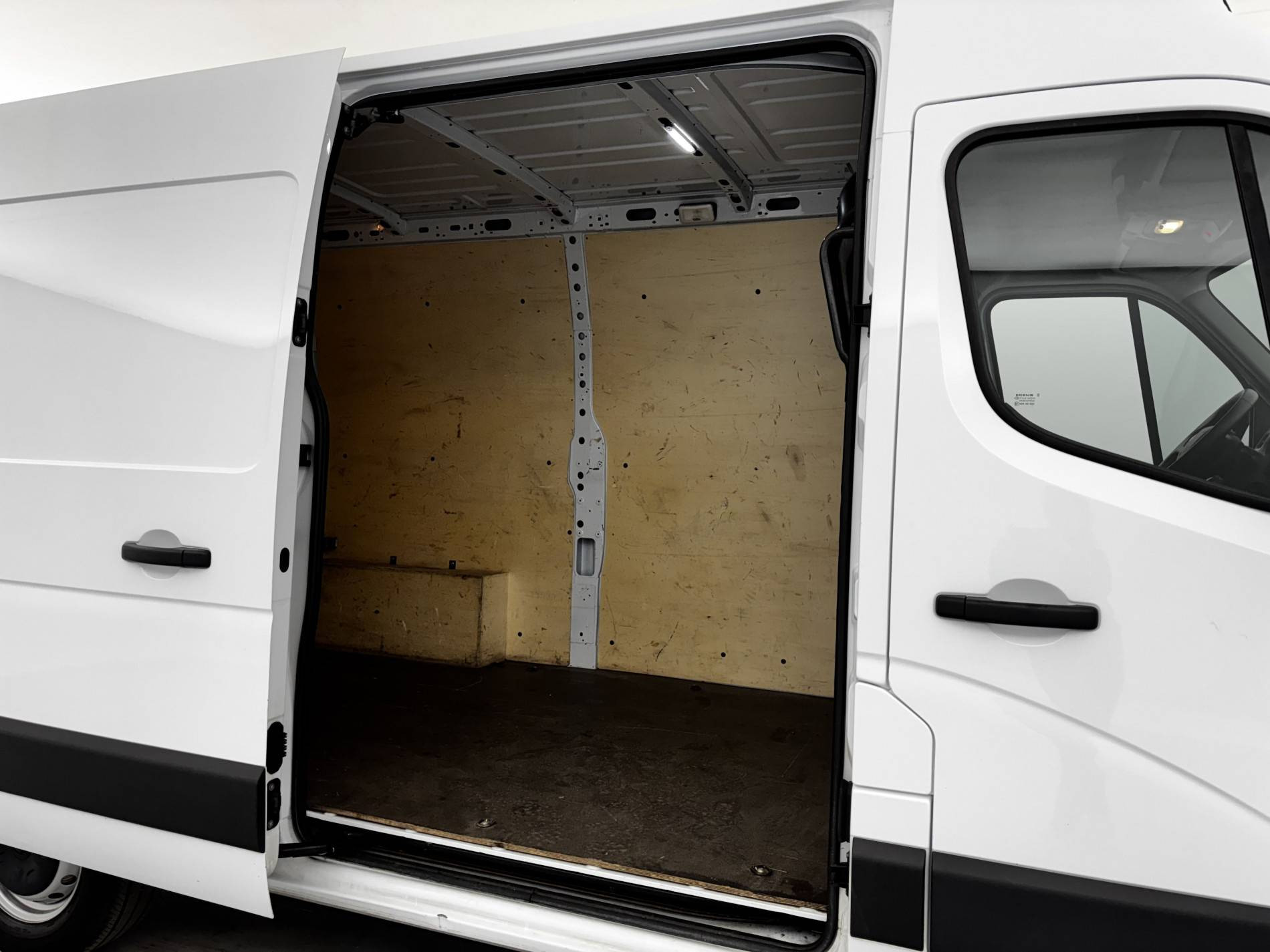 Vente en ligne Renault Master Fourgon MASTER FGN TRAC F3500 L2H2 BLUE DCI 135 au prix de 25 590 €