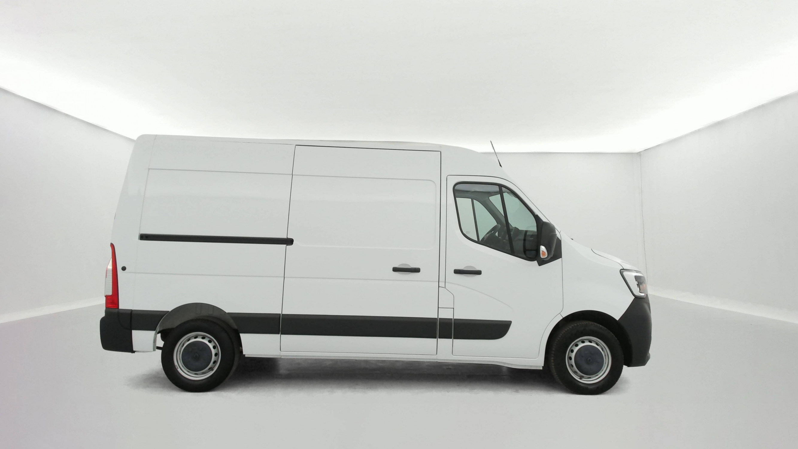 Vente en ligne Renault Master Fourgon MASTER FGN TRAC F3500 L2H2 BLUE DCI 135 au prix de 23 990 €