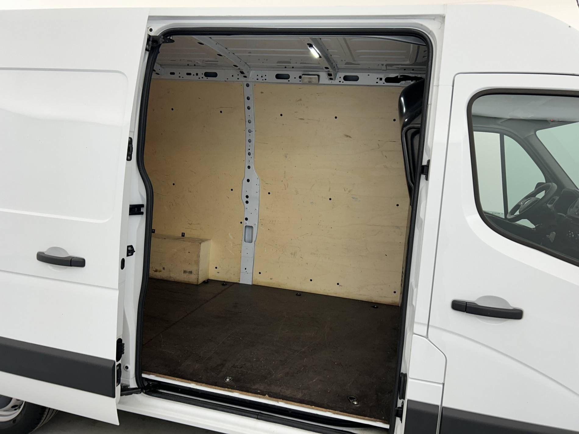 Vente en ligne Renault Master Fourgon MASTER FGN TRAC F3500 L2H2 BLUE DCI 135 au prix de 23 990 €
