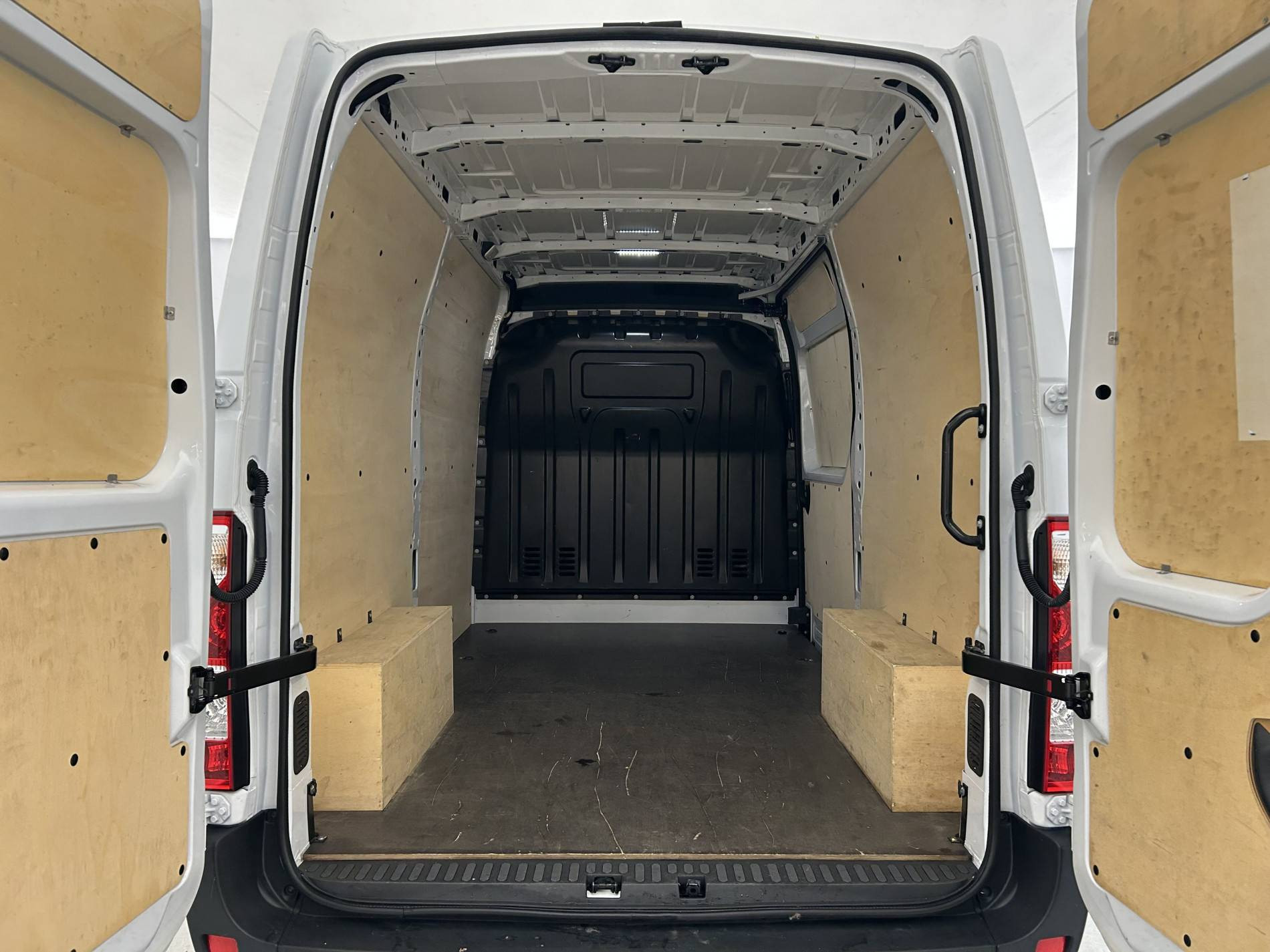 Vente en ligne Renault Master Fourgon MASTER FGN TRAC F3500 L2H2 BLUE DCI 135 au prix de 25 590 €