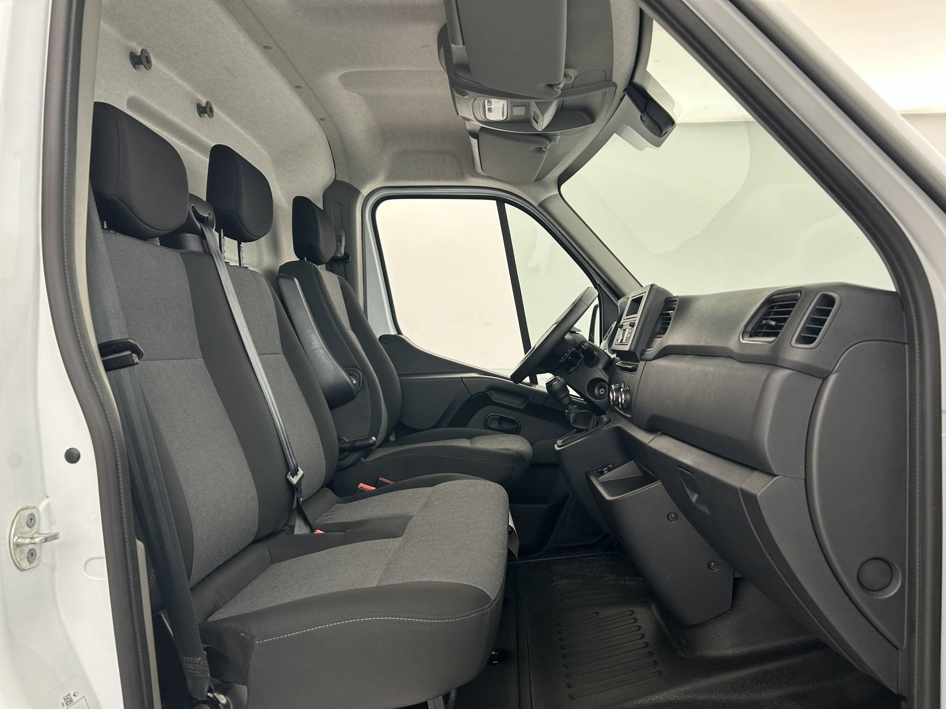 Vente en ligne Renault Master Fourgon MASTER FGN TRAC F3500 L2H2 BLUE DCI 135 au prix de 25 590 €