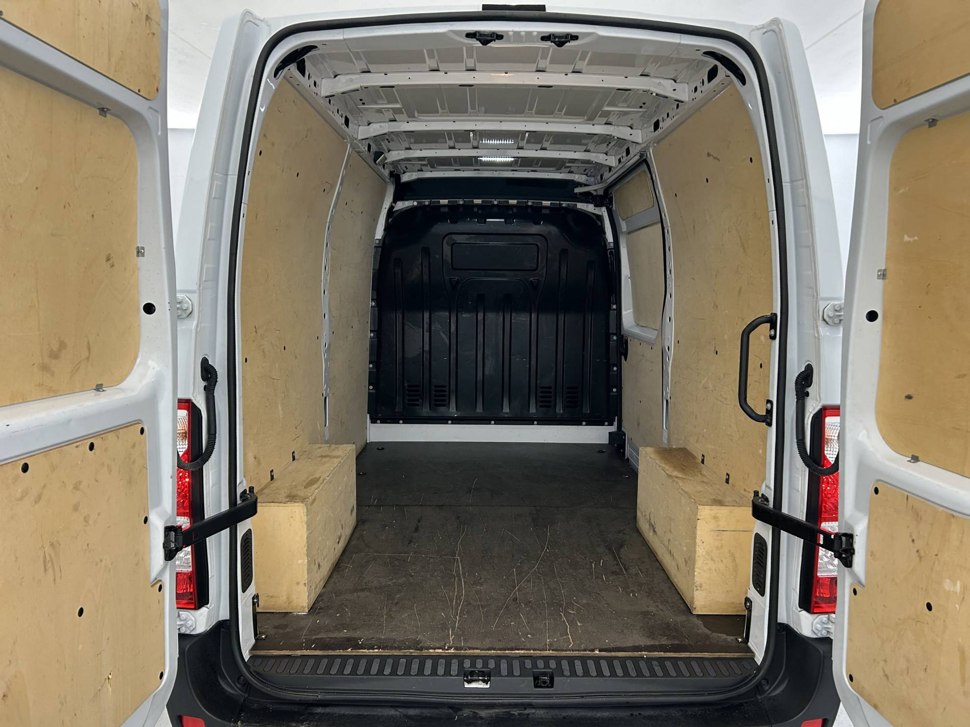 Vente en ligne Renault Master Fourgon MASTER FGN TRAC F3500 L2H2 BLUE DCI 135 au prix de 23 990 €