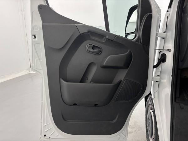 Vente en ligne Renault Master Fourgon MASTER FGN TRAC F3500 L2H2 DCI 135 au prix de 23 990 €