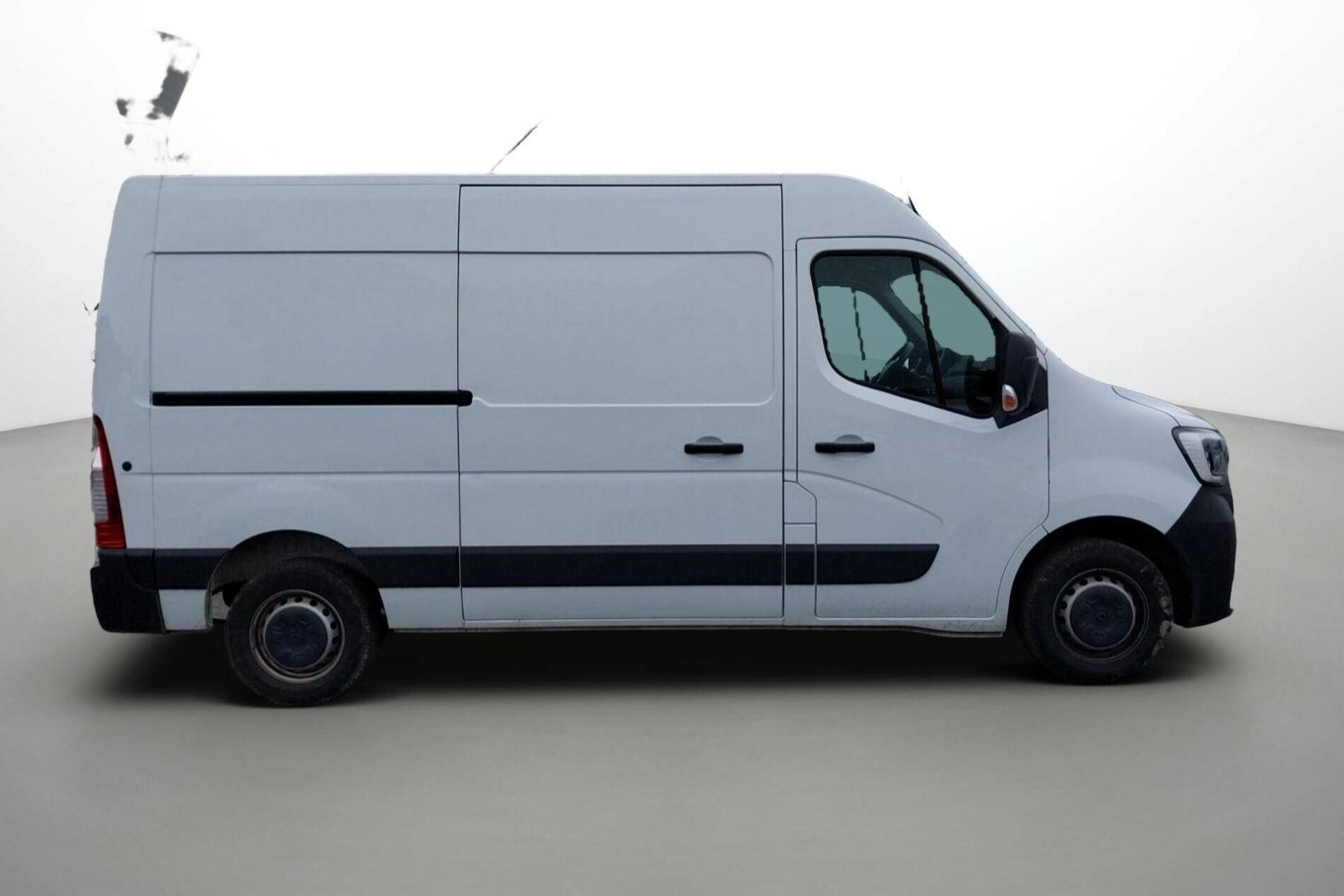 Vente en ligne Renault Master Fourgon MASTER FGN TRAC F3300 L2H2 BLUE DCI 135 au prix de 23 990 €