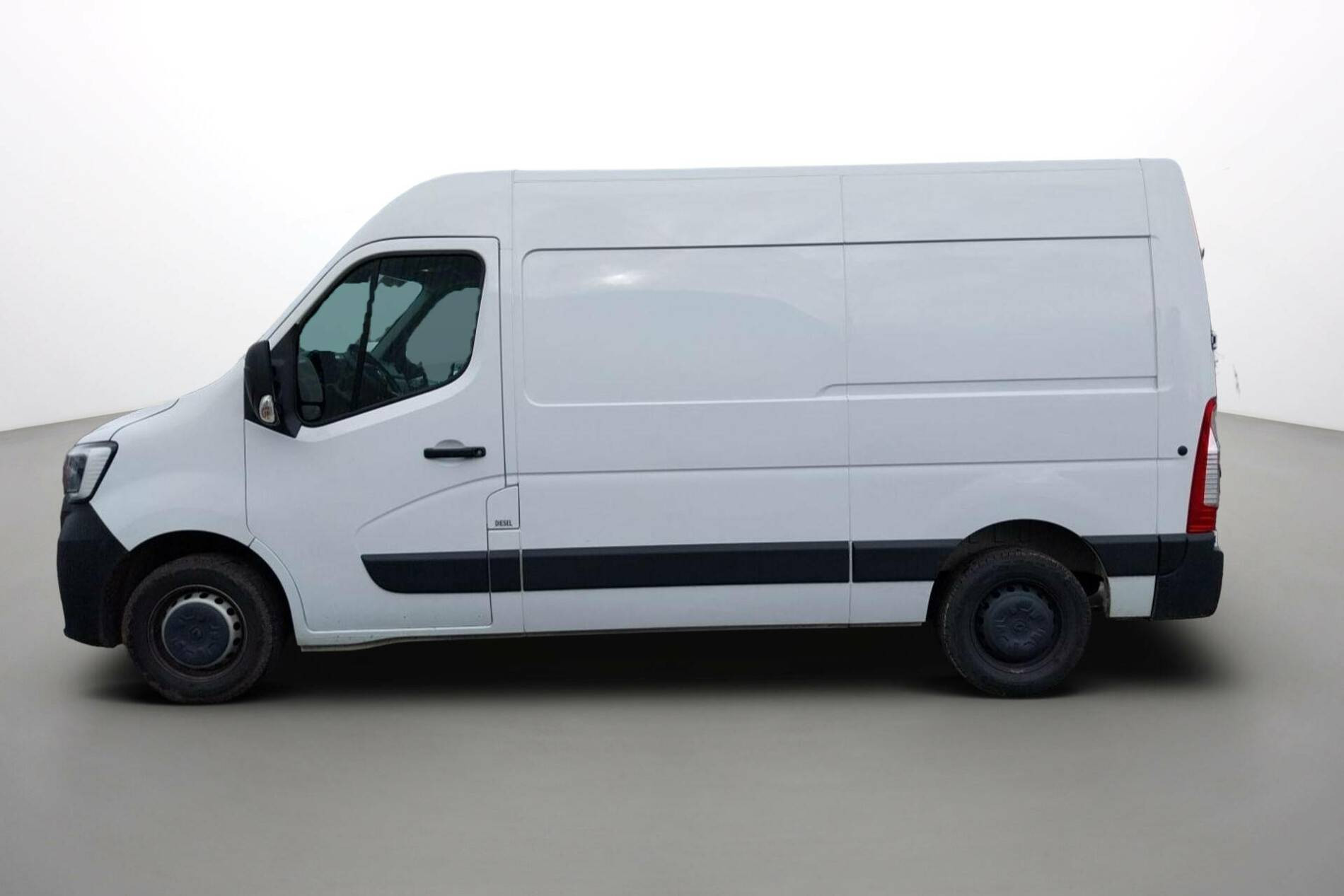Vente en ligne Renault Master Fourgon MASTER FGN TRAC F3300 L2H2 BLUE DCI 135 au prix de 23 990 €