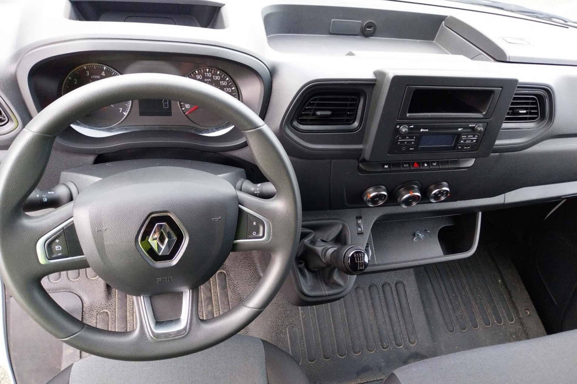 Vente en ligne Renault Master Fourgon MASTER FGN TRAC F3300 L2H2 BLUE DCI 135 au prix de 23 990 €