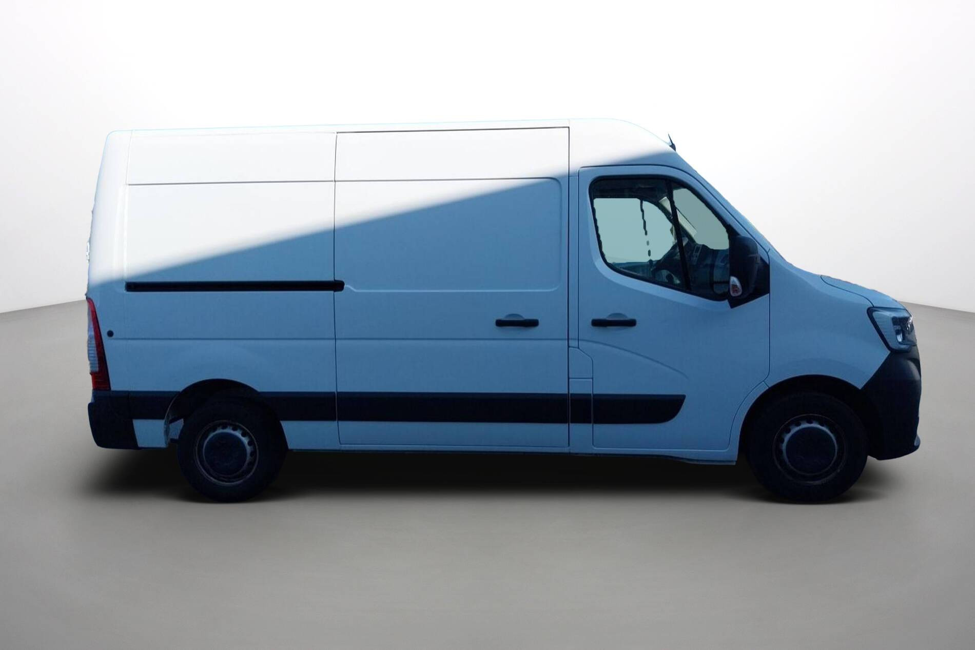 Vente en ligne Renault Master Fourgon MASTER FGN TRAC F3500 L2H2 BLUE DCI 135 au prix de 24 590 €