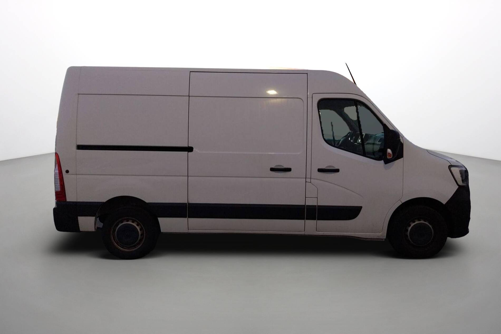 Vente en ligne Renault Master Fourgon MASTER FGN TRAC F3500 L2H2 BLUE DCI 135 au prix de 27 990 €
