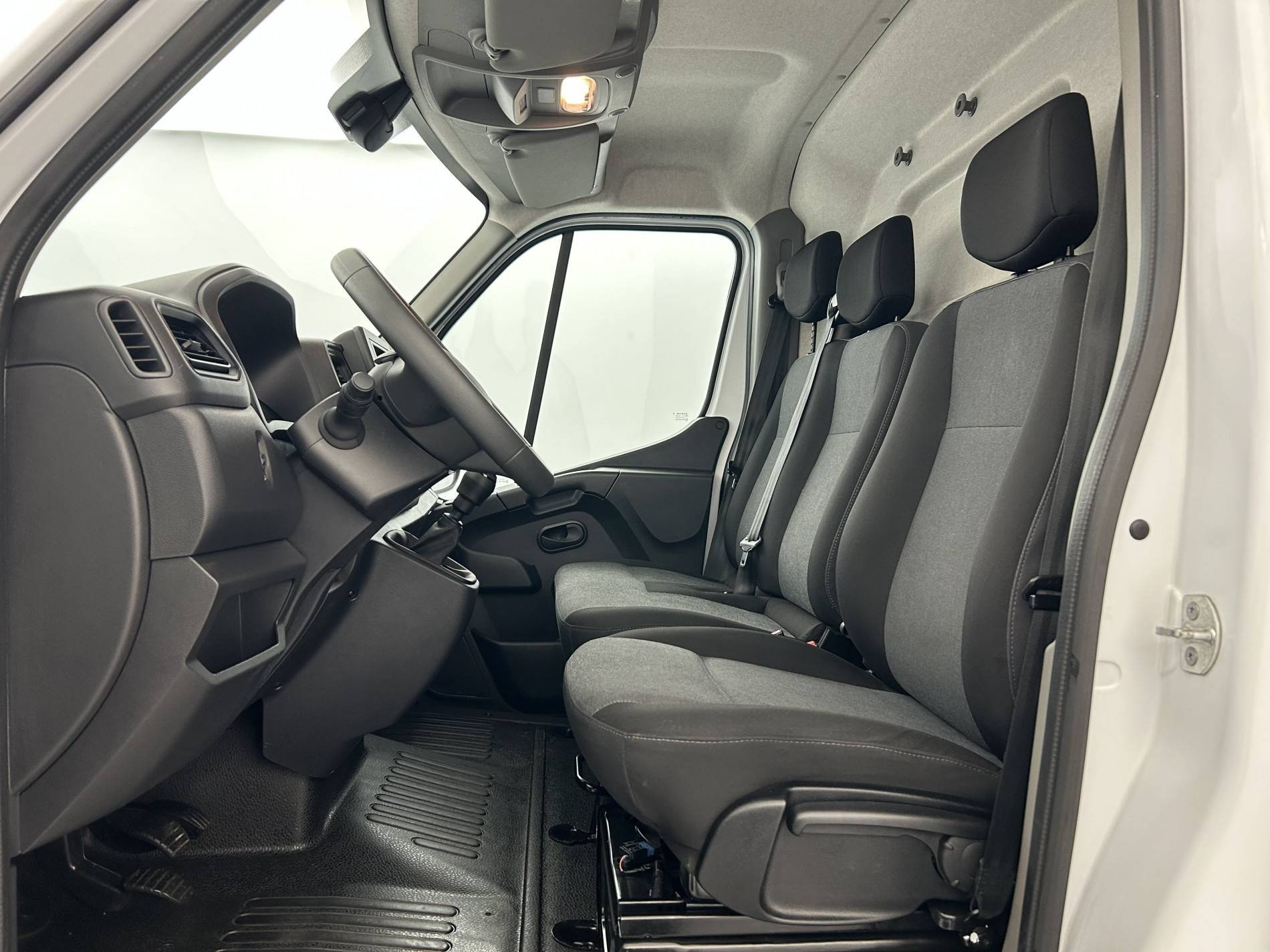 Vente en ligne Renault Master Fourgon MASTER FGN TRAC F3500 L2H2 BLUE DCI 135 au prix de 23 990 €