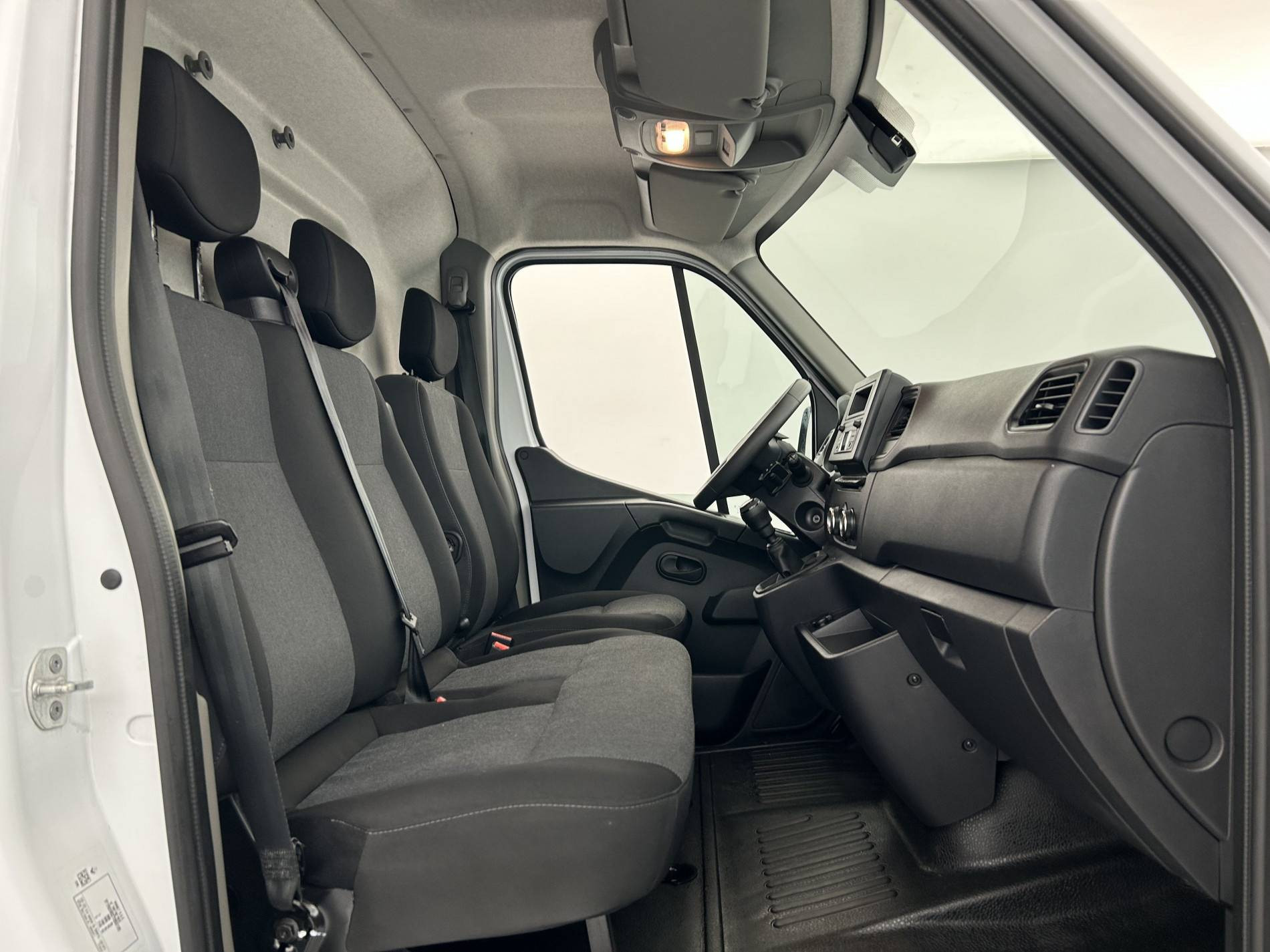 Vente en ligne Renault Master Fourgon MASTER FGN TRAC F3500 L2H2 BLUE DCI 135 au prix de 23 990 €