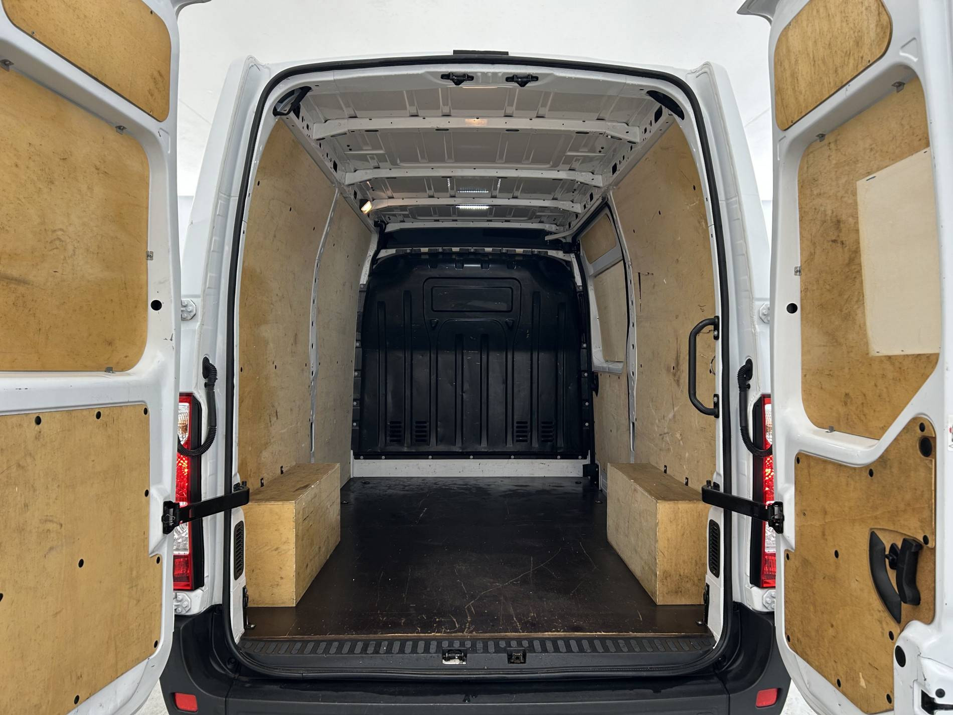 Vente en ligne Renault Master Fourgon MASTER FGN TRAC F3500 L2H2 BLUE DCI 135 au prix de 23 590 €