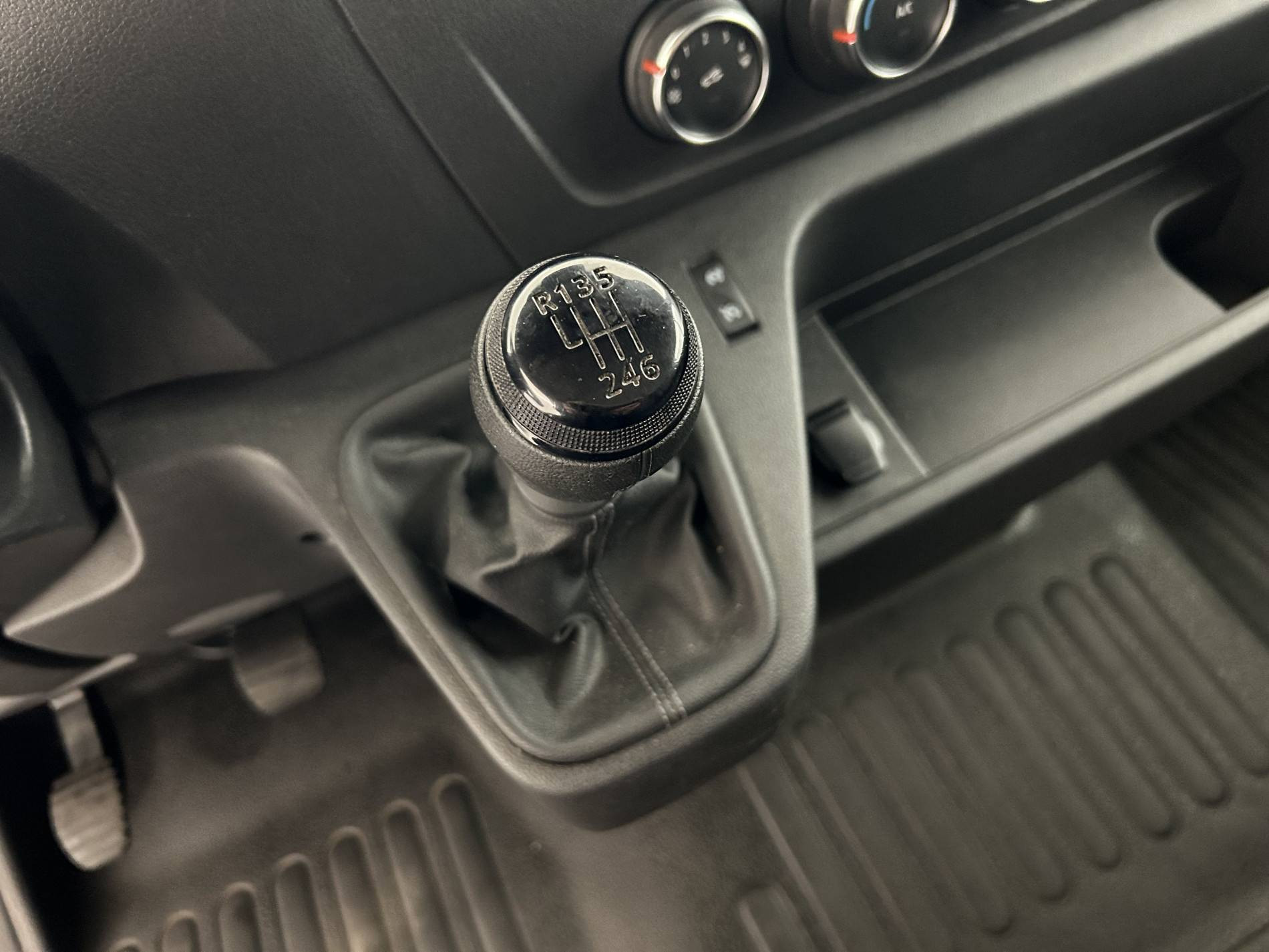 Vente en ligne Renault Master Fourgon MASTER FGN TRAC F3500 L2H2 BLUE DCI 135 au prix de 23 590 €