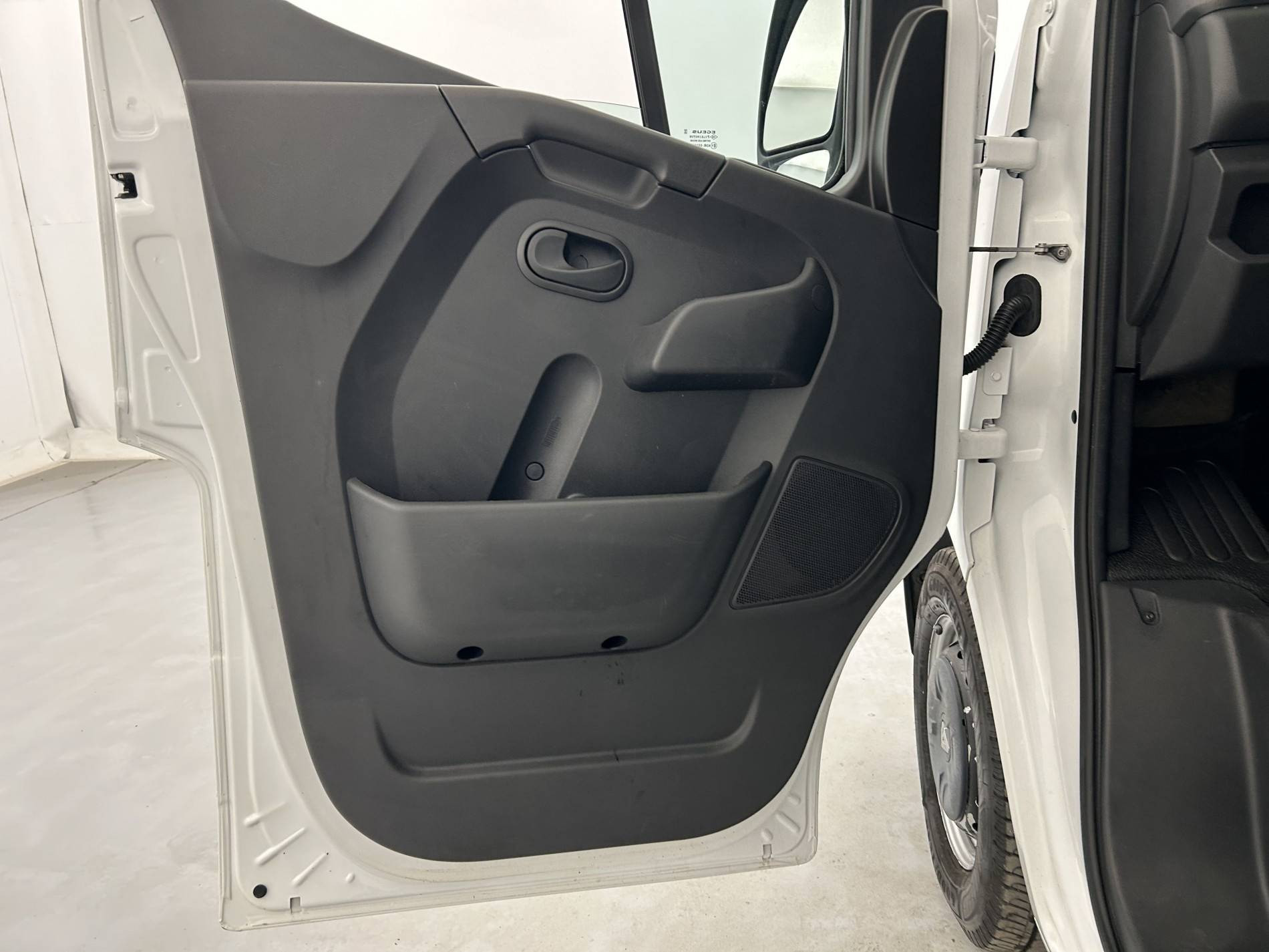 Vente en ligne Renault Master Fourgon MASTER FGN TRAC F3500 L2H2 DCI 135 au prix de 19 990 €