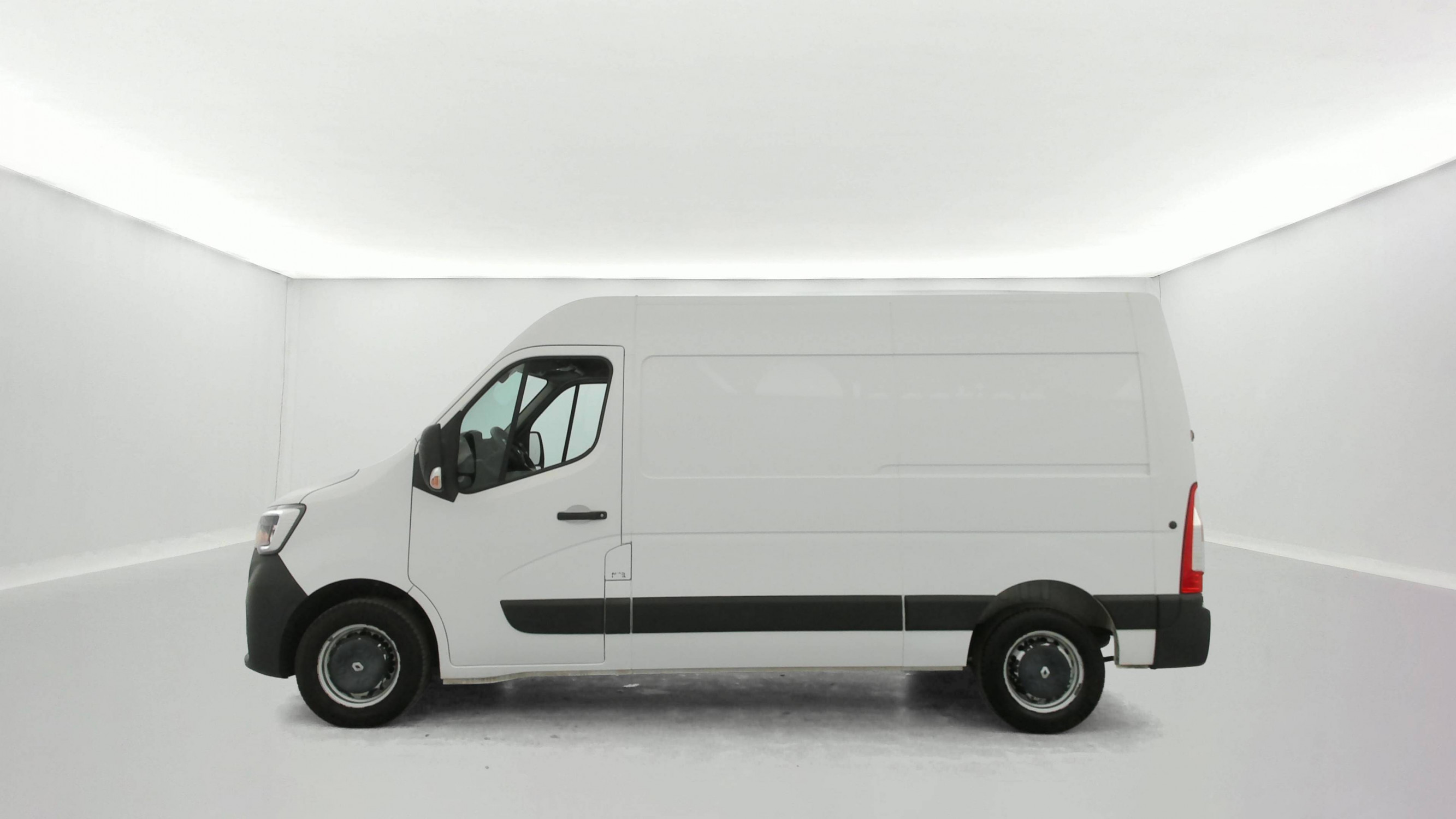 Vente en ligne Renault Master Fourgon MASTER FGN TRAC F3500 L2H2 DCI 135 au prix de 19 990 €