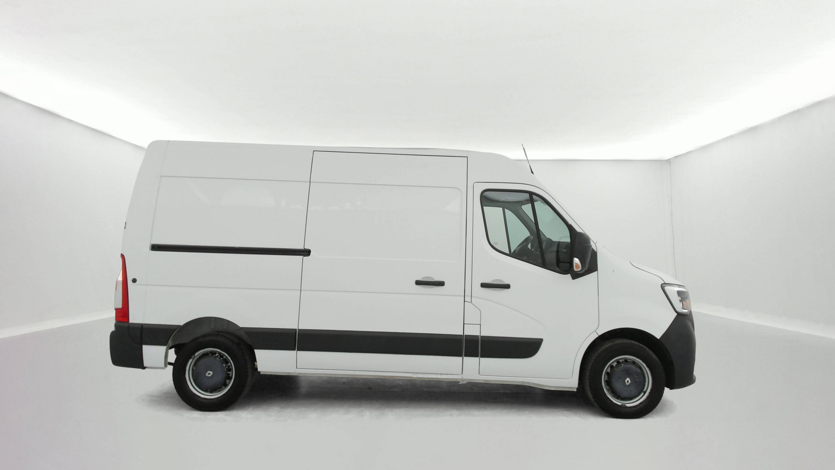 Vente en ligne Renault Master Fourgon MASTER FGN TRAC F3500 L2H2 DCI 135 au prix de 19 990 €