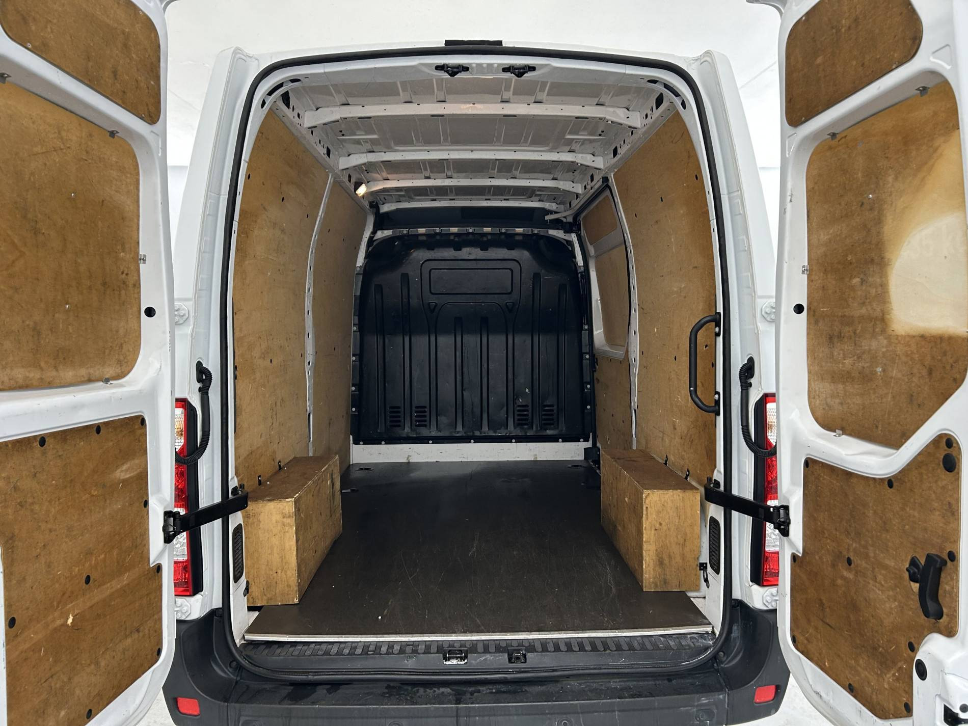 Vente en ligne Renault Master Fourgon MASTER FGN TRAC F3500 L2H2 DCI 135 au prix de 19 990 €