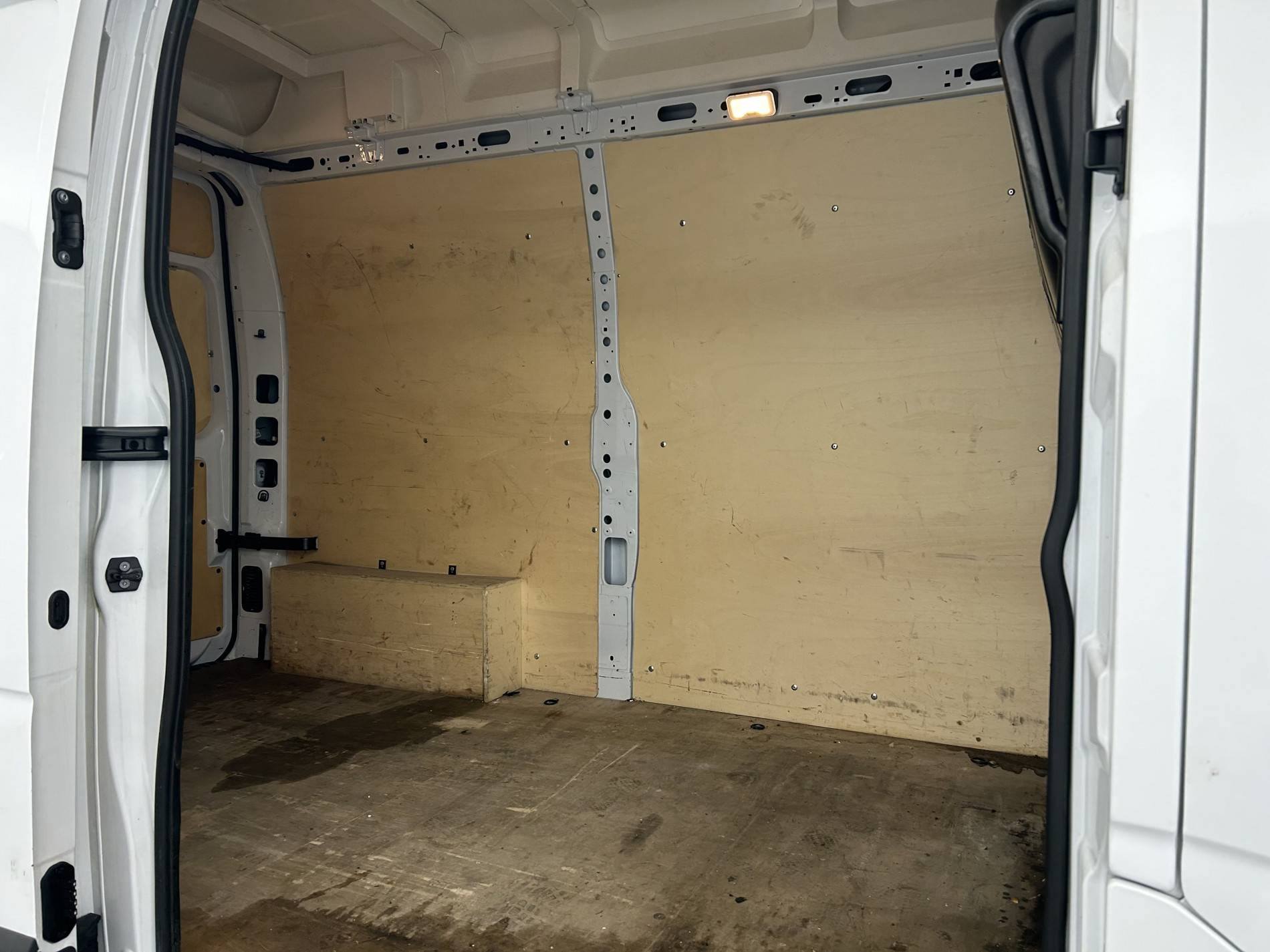 Vente en ligne Renault Master Fourgon MASTER FGN TRAC F3500 L2H3 DCI 135 au prix de 25 990 €