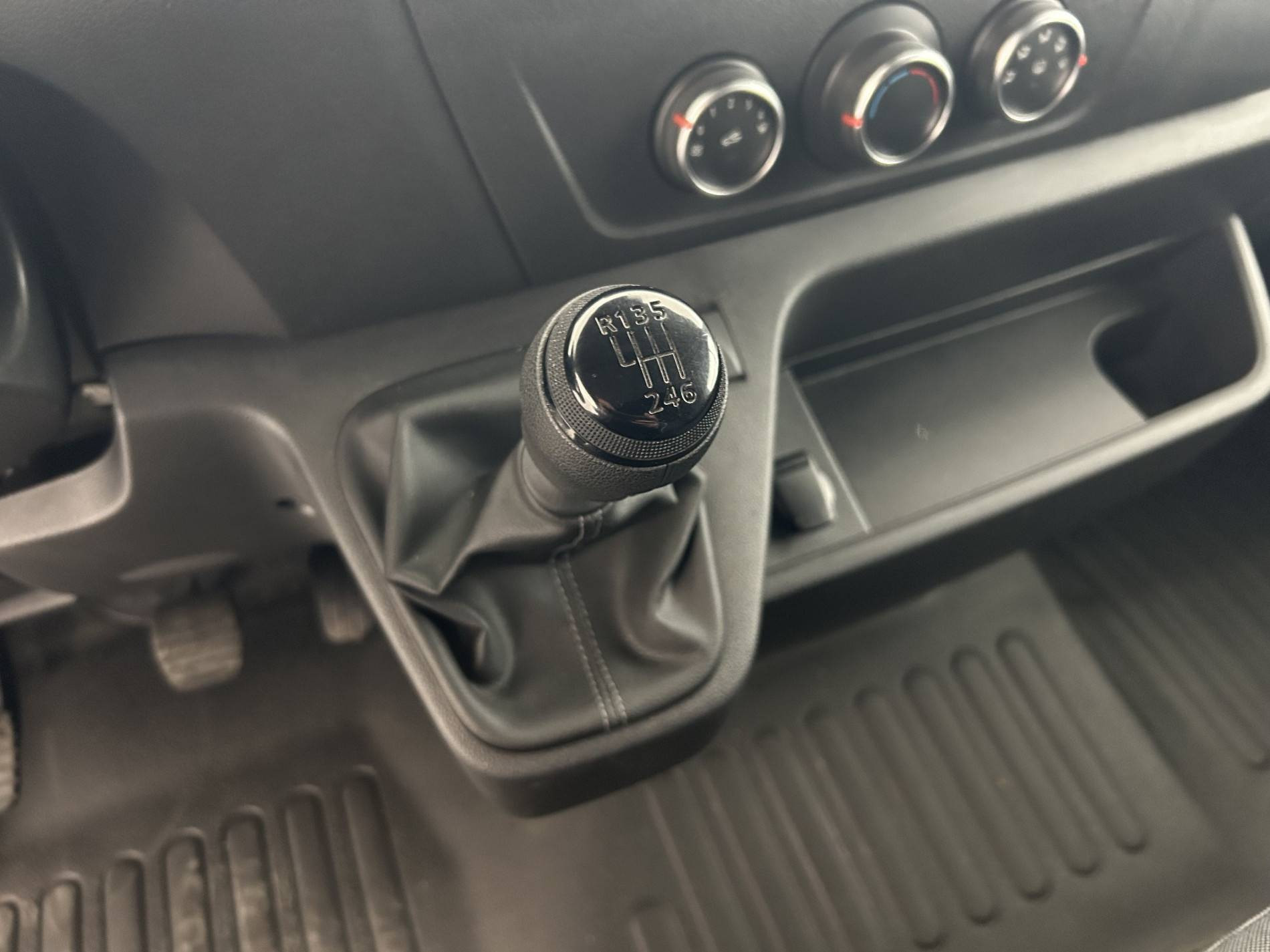 Vente en ligne Renault Master Fourgon MASTER FGN TRAC F3500 L2H3 DCI 135 au prix de 25 990 €