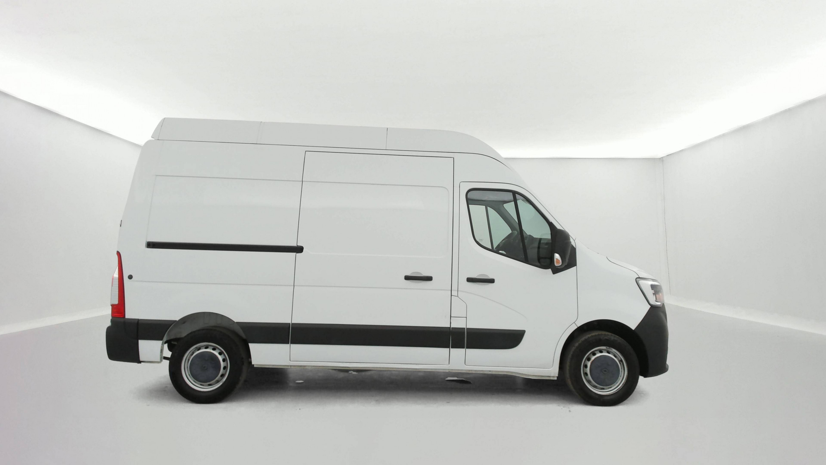 Vente en ligne Renault Master Fourgon MASTER FGN TRAC F3500 L2H3 DCI 135 au prix de 25 990 €
