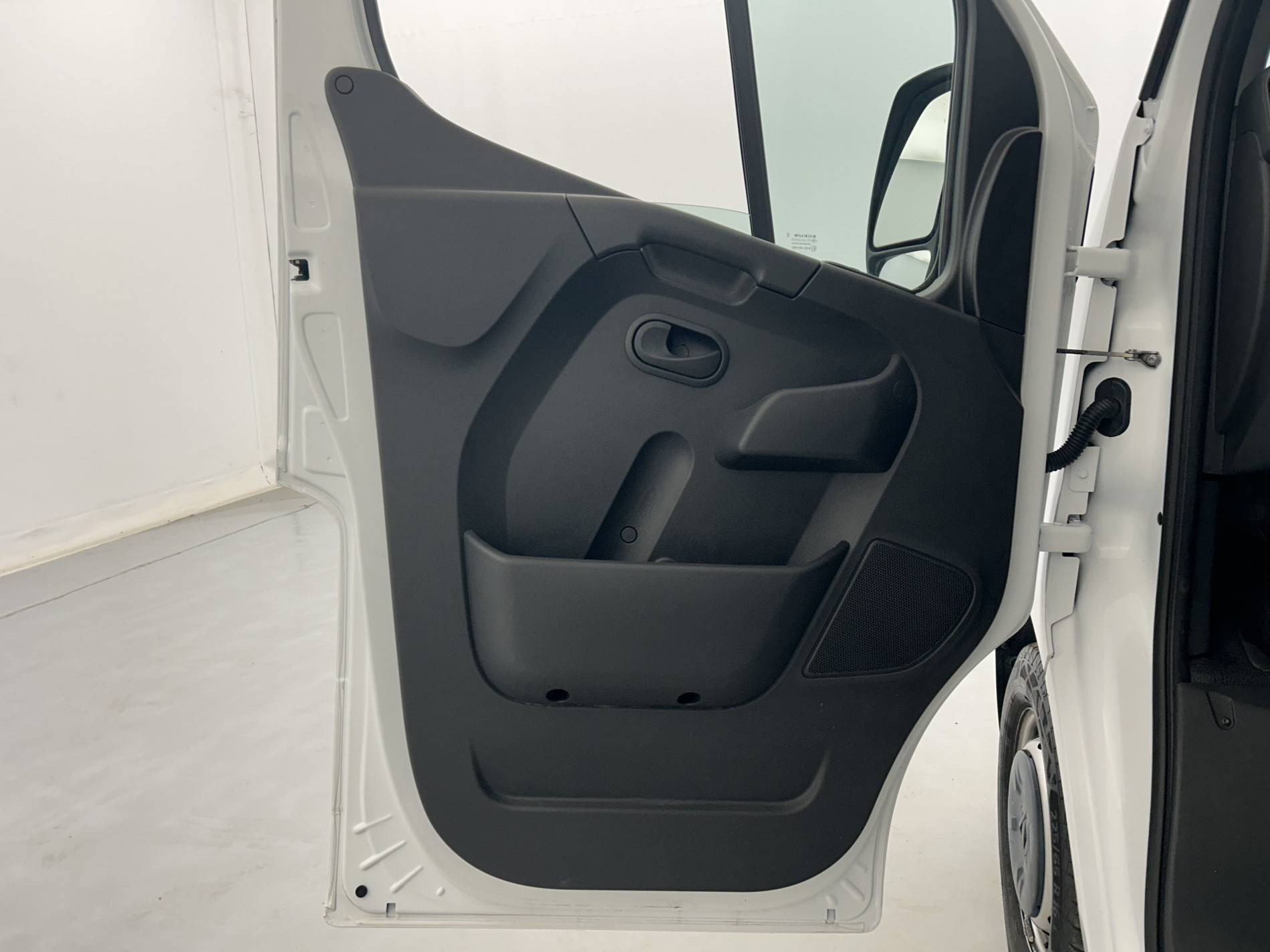 Vente en ligne Renault Master Fourgon MASTER FGN TRAC F3500 L2H3 DCI 135 au prix de 25 990 €