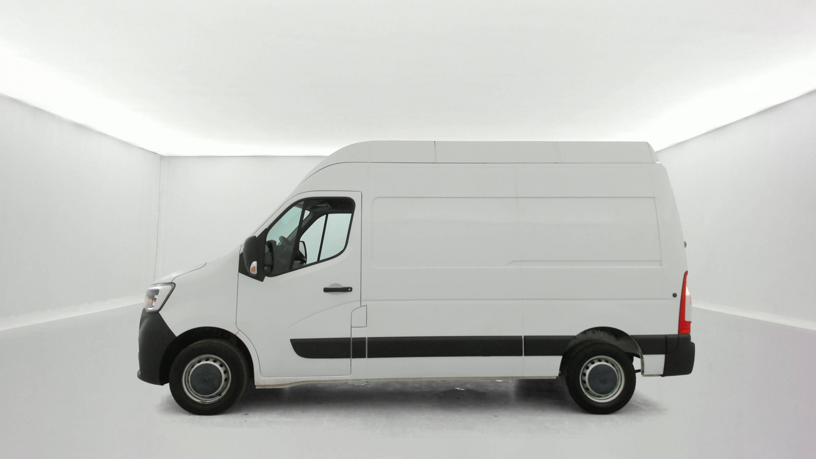Vente en ligne Renault Master Fourgon MASTER FGN TRAC F3500 L2H3 DCI 135 au prix de 25 990 €