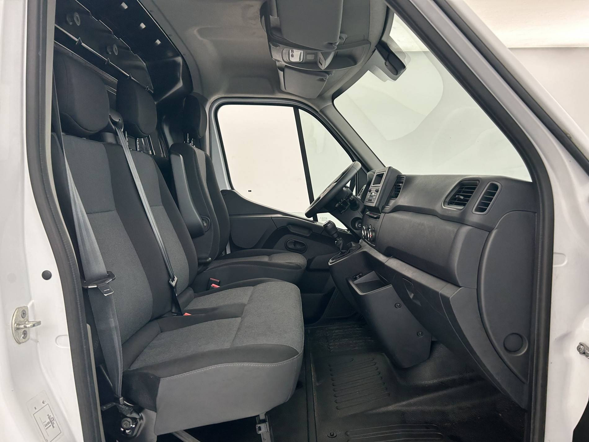 Vente en ligne Renault Master Fourgon MASTER FGN TRAC F3500 L2H3 DCI 135 au prix de 25 990 €