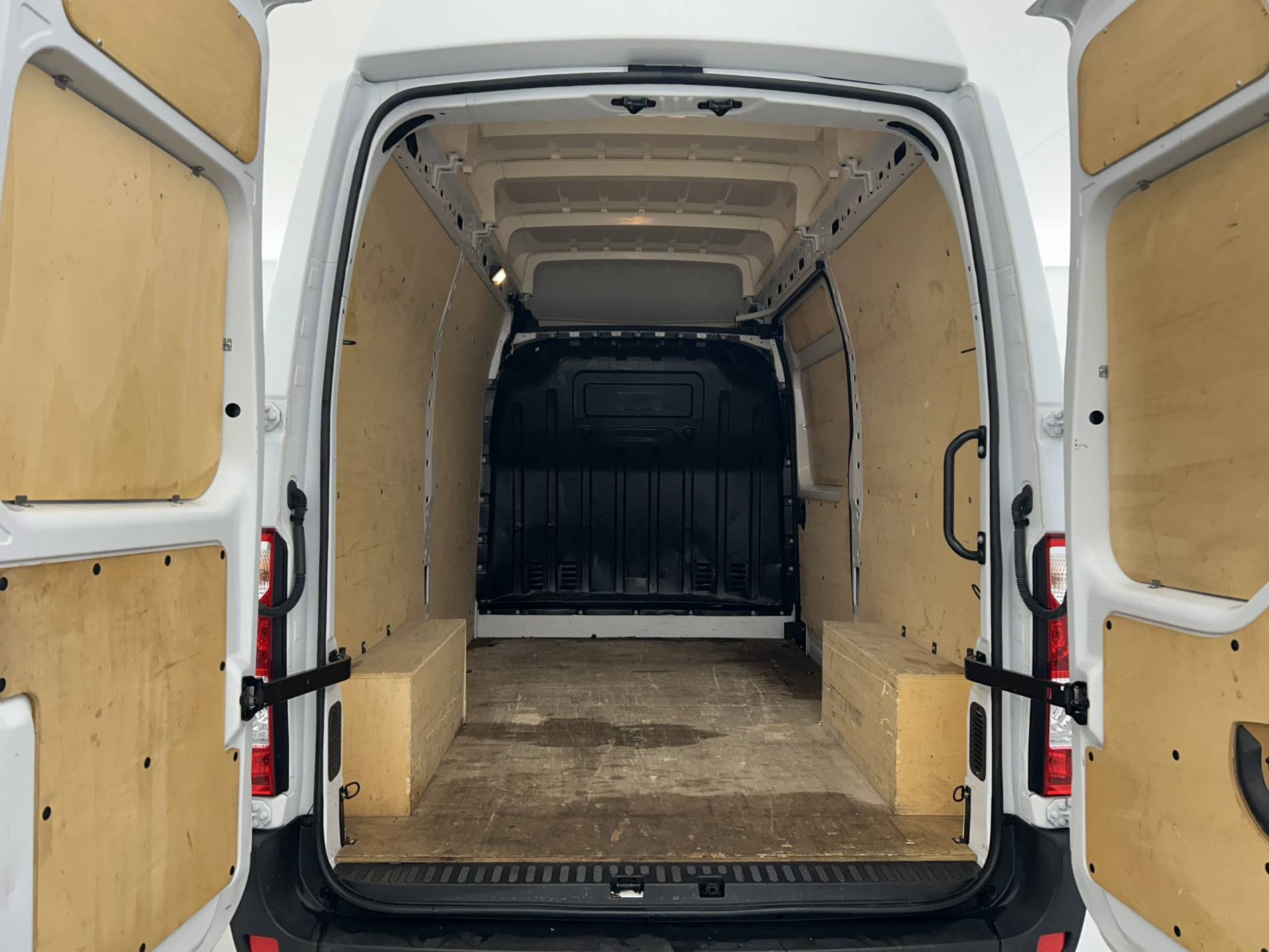 Vente en ligne Renault Master Fourgon MASTER FGN TRAC F3500 L2H3 DCI 135 au prix de 25 990 €